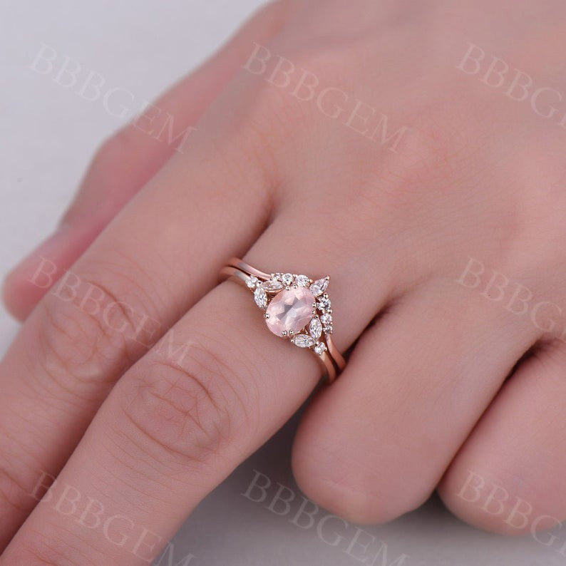 1.0 CT Vintage Oval Cut Rose Quartz Engagement Ring Set with Curved Moissanite Wedding Band - Perfect for Proposals, Anniversaries & Romantic Occasions