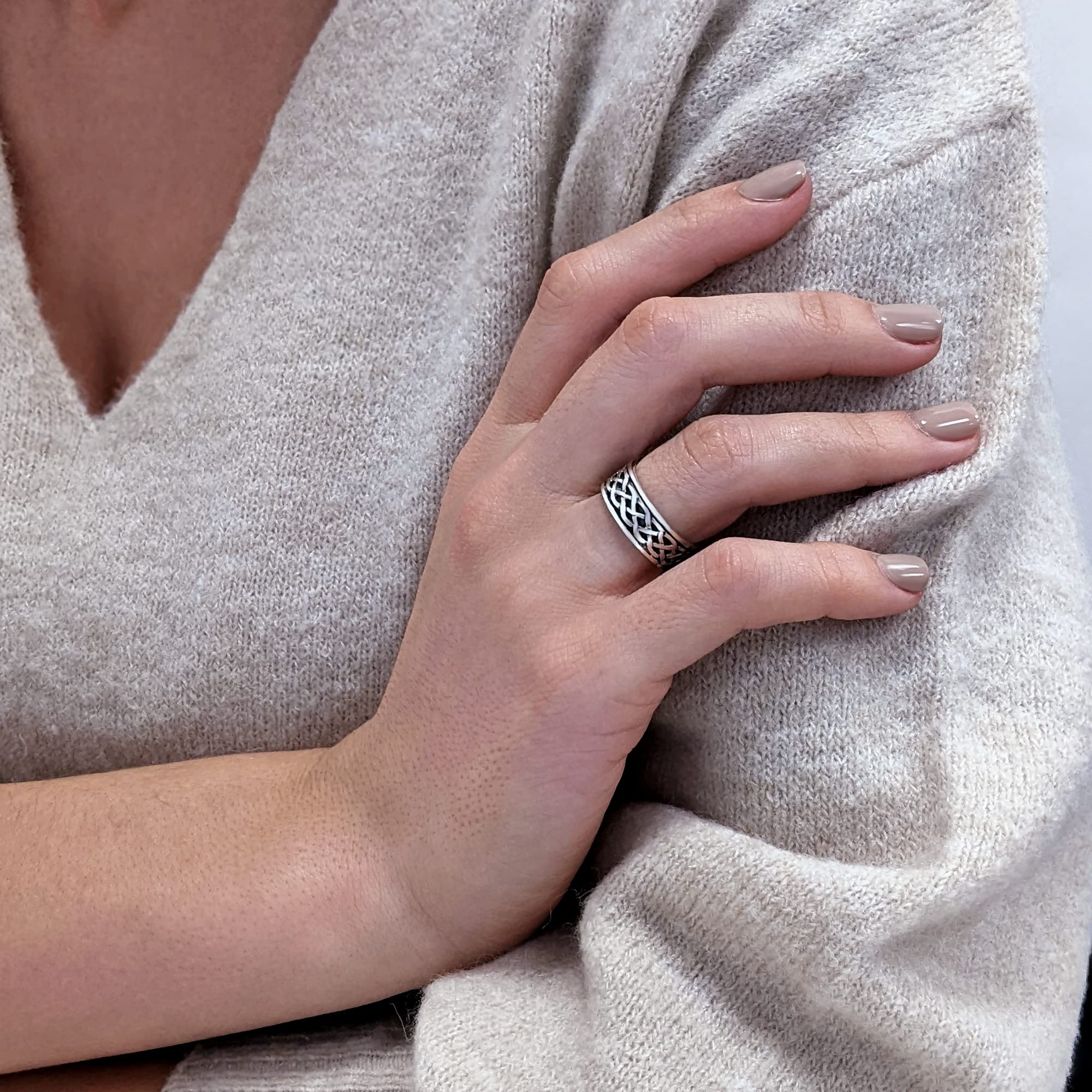 925 Sterling Silver Celtic Knot Ring for Men & Women - Oxidized Silver Wedding Band, Promise & Engagement Ring - Handmade Simple Band Ring for Couples - Perfect for Weddings, Anniversaries & Gifts
