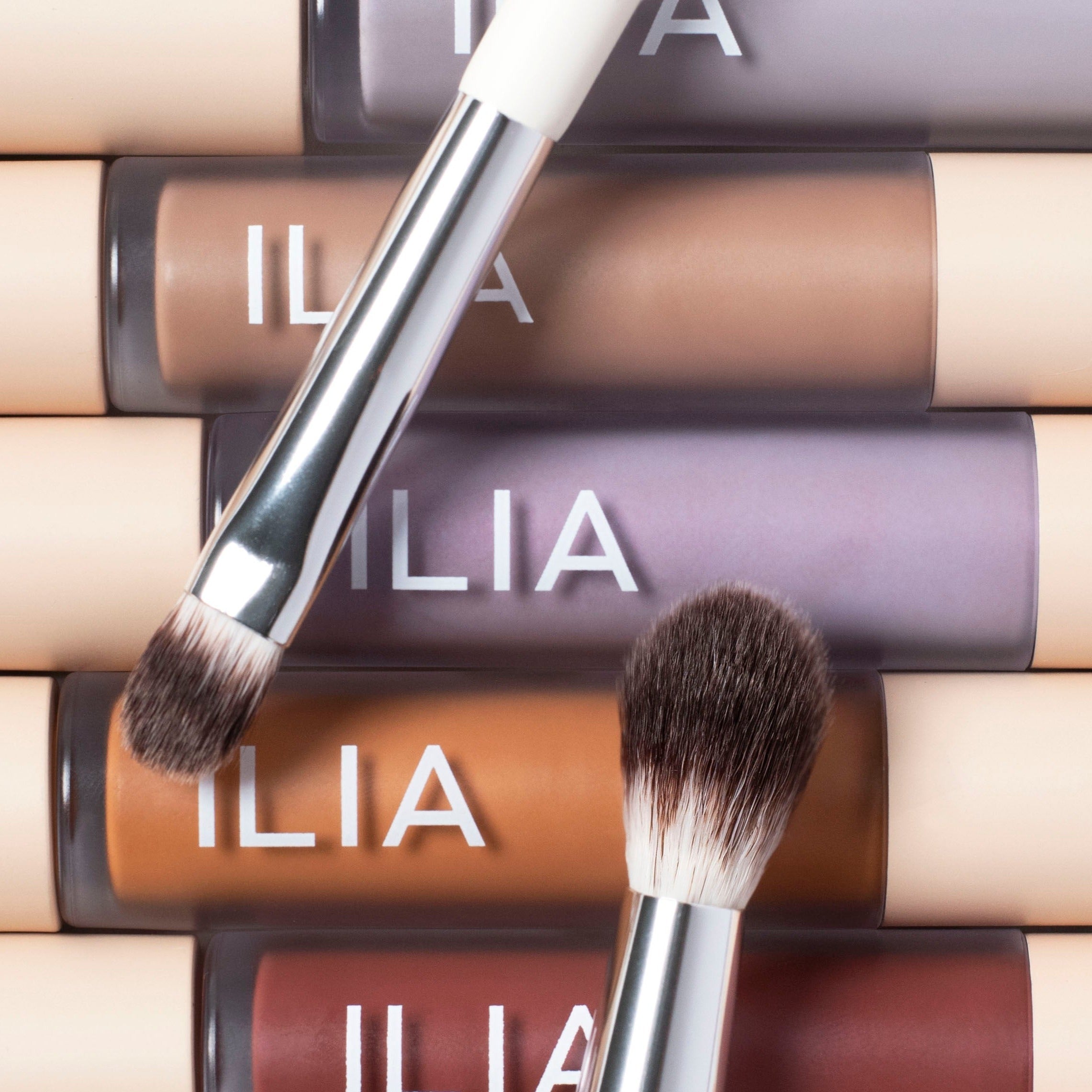 ilia Blending Brush - Soft Synthetic Makeup Brush for Seamless Eyeshadow & Blush Application - Perfect for Professional & Everyday Makeup Looks