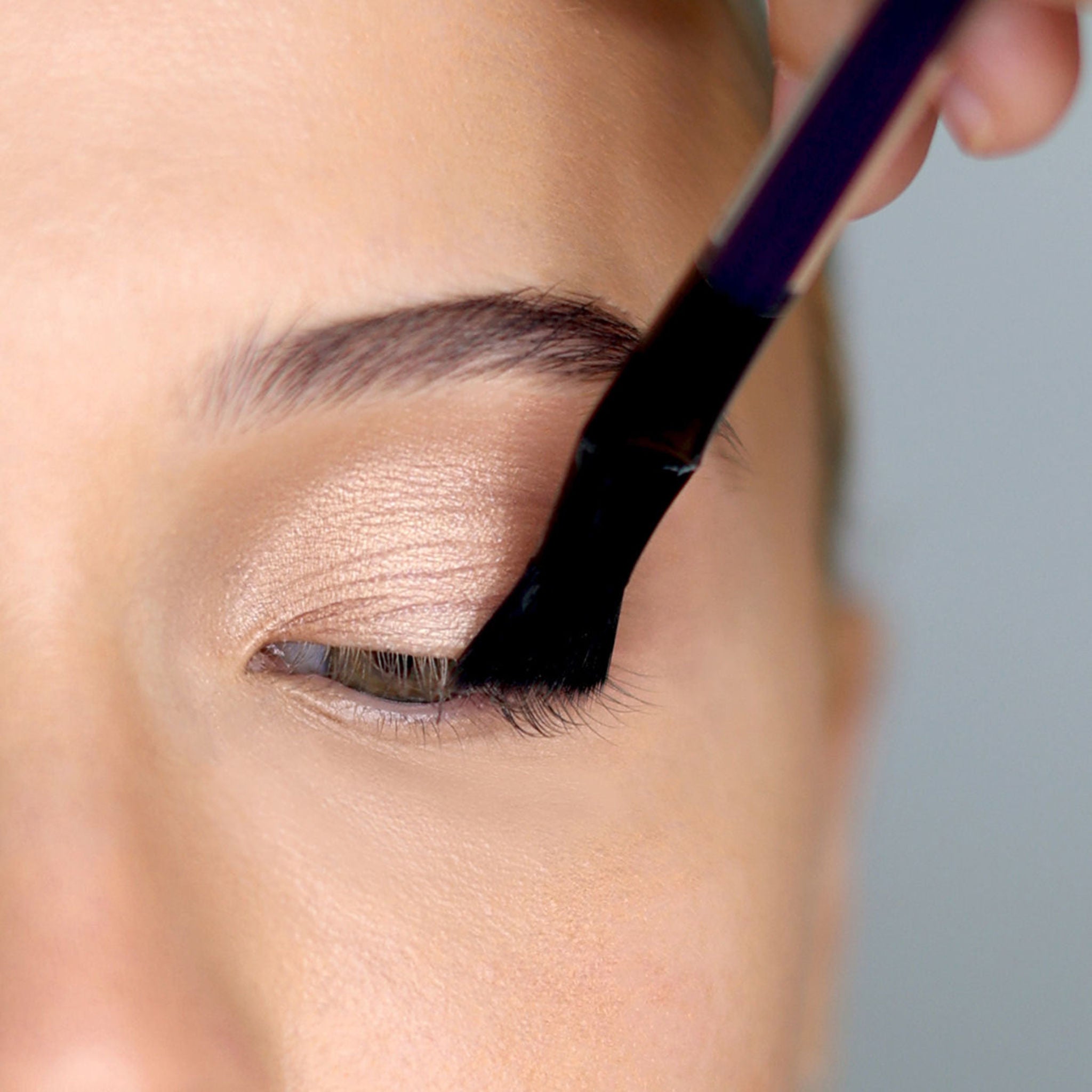Angled Fan Mascara Brush - Professional Makeup Tool for Voluminous Lashes | Perfect for Everyday Use & Special Occasions