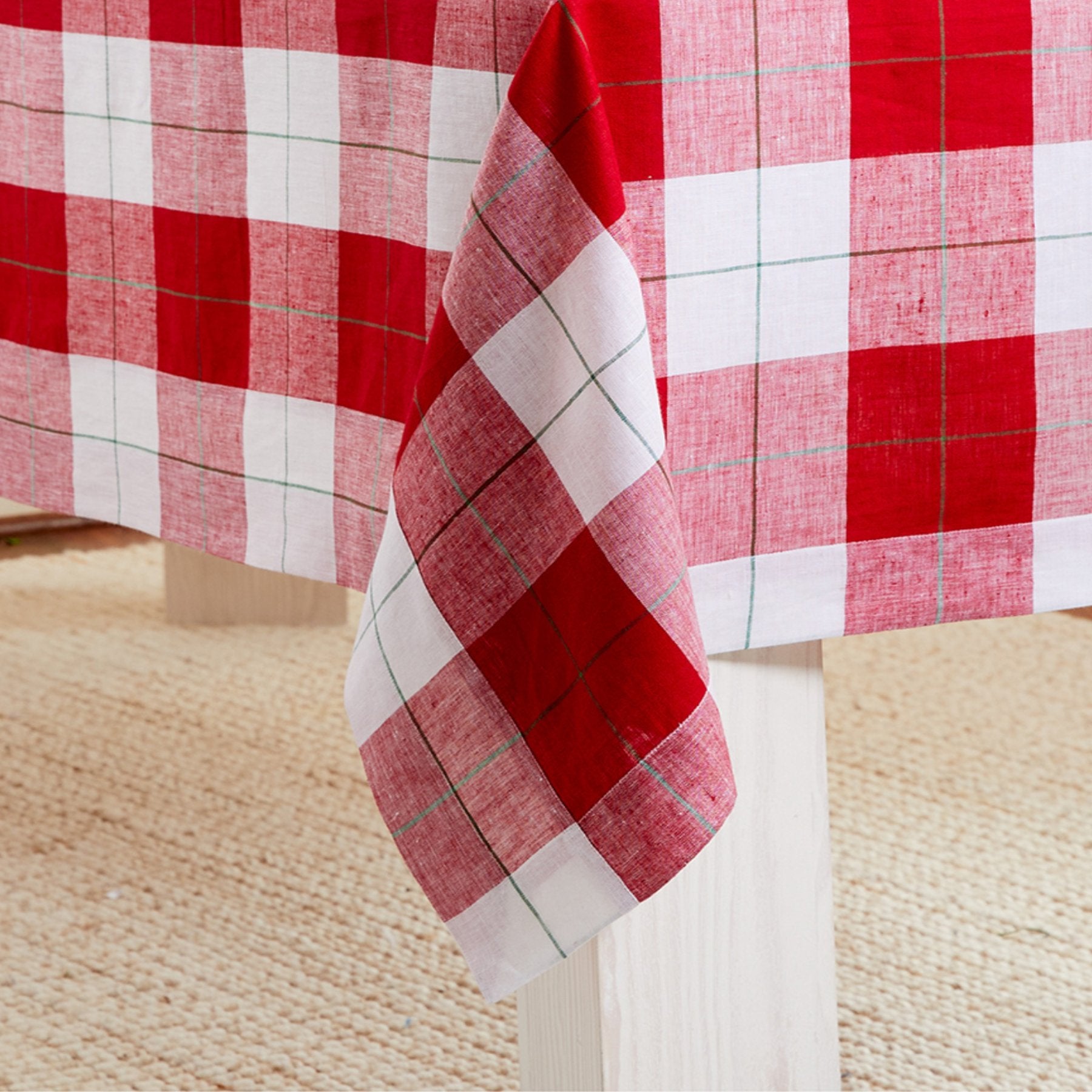 Festive Plaid Tablecloth for Christmas - Holiday Dining Decor, Perfect for Parties & Family Gatherings