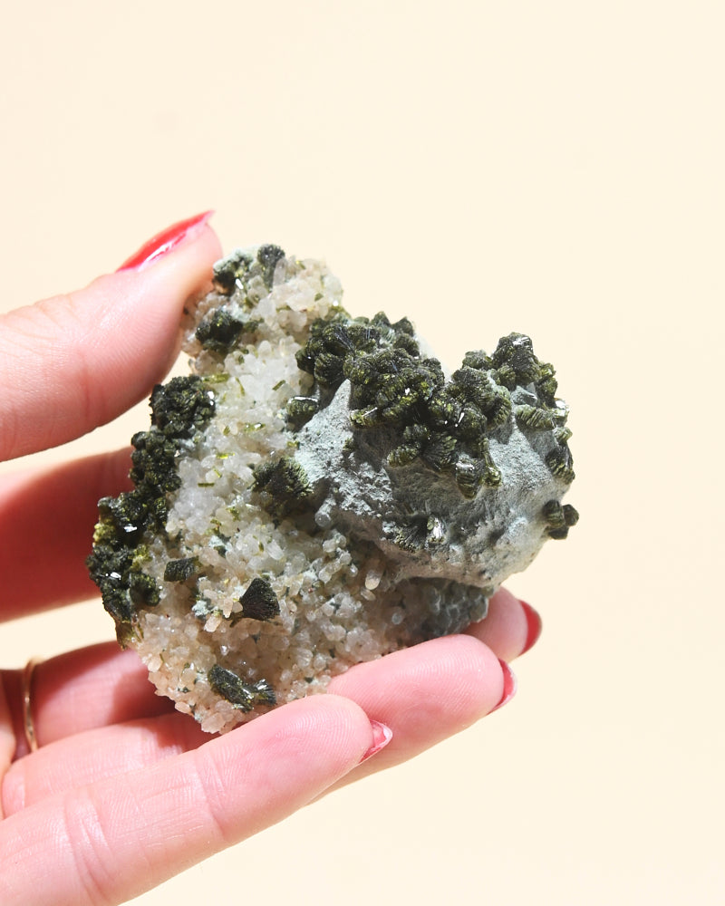 Natural Epidote Crystal Specimen - Raw Green Epidote Stone for Mineral Collectors, Healing Crystals & Home Decor - Perfect for Display Cases, Meditation Spaces & Geology Gifts