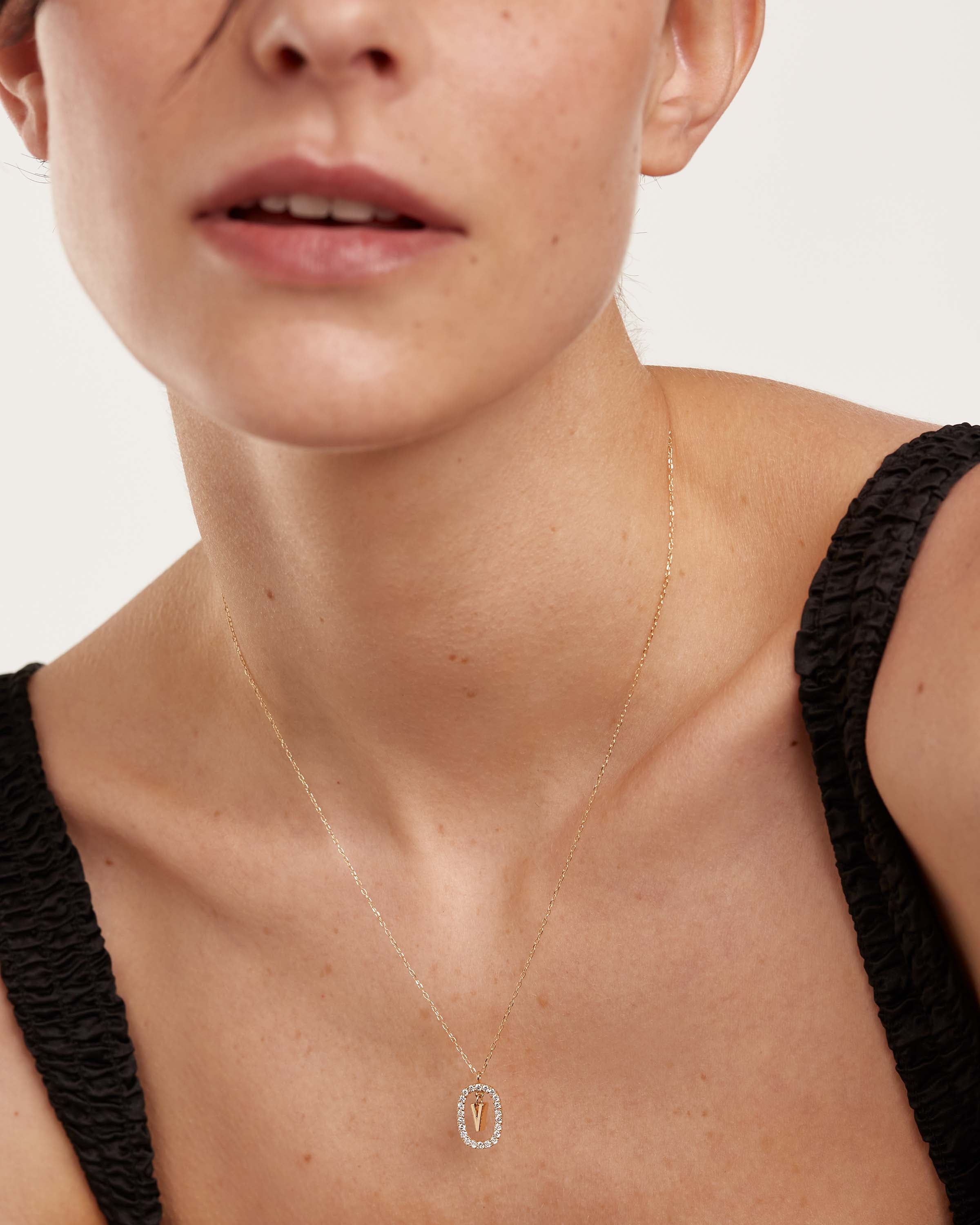 Elegant Diamond & Gold Letter V Necklace for Women - Perfect for Gifts, Anniversaries & Special Occasions