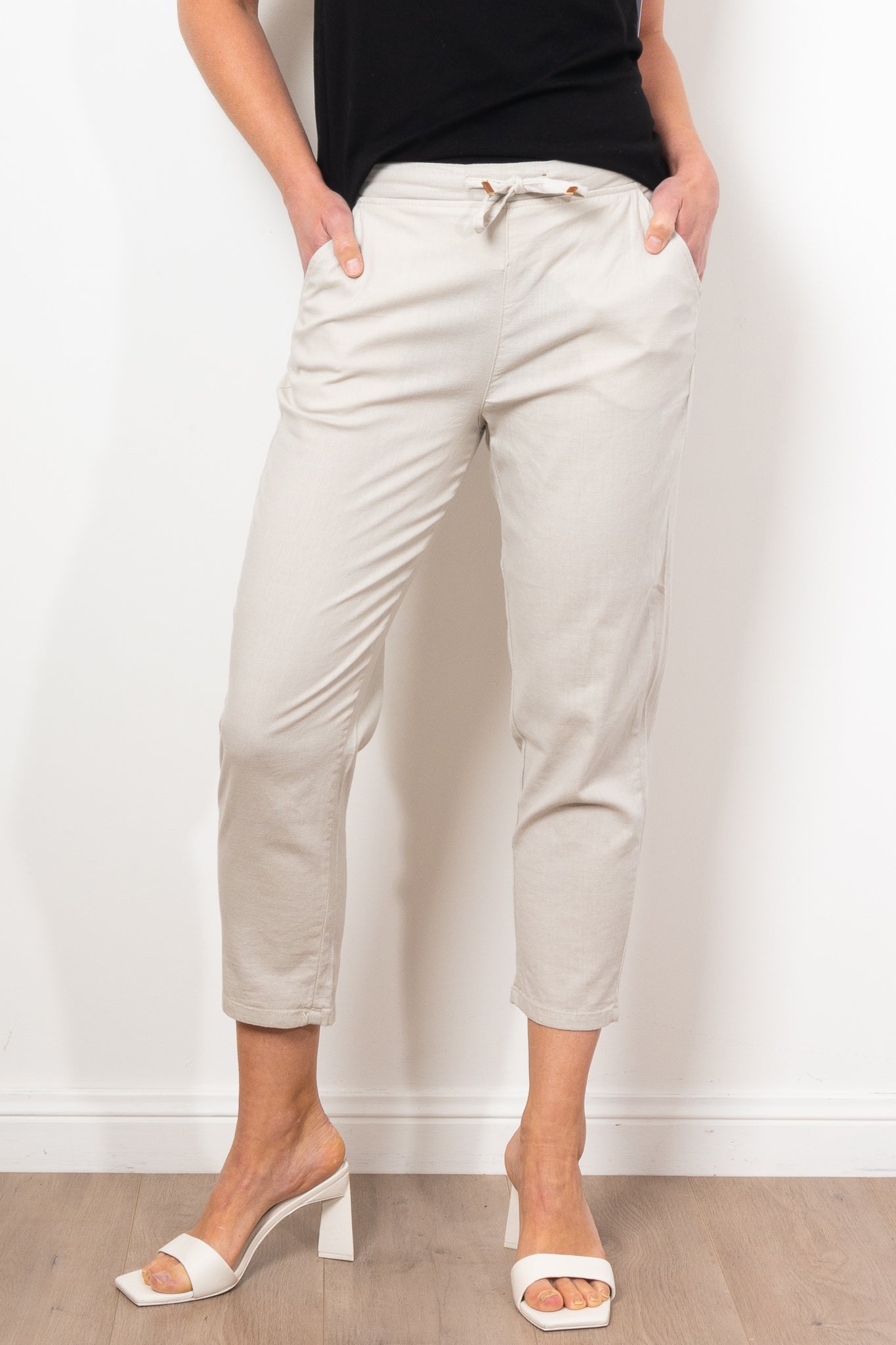 Vassalli Women's 7/8 Length Skinny Stretch Lightweight Pants for Work, Travel & Everyday Comfort