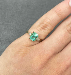 1.09 Carat 14K Gold 3 Stone Engagement Ring with Lab-Grown Diamonds & Natural Colombian Emerald - Classic Asscher Cut for Women - Perfect for Proposals, Anniversaries, and Special Occasions