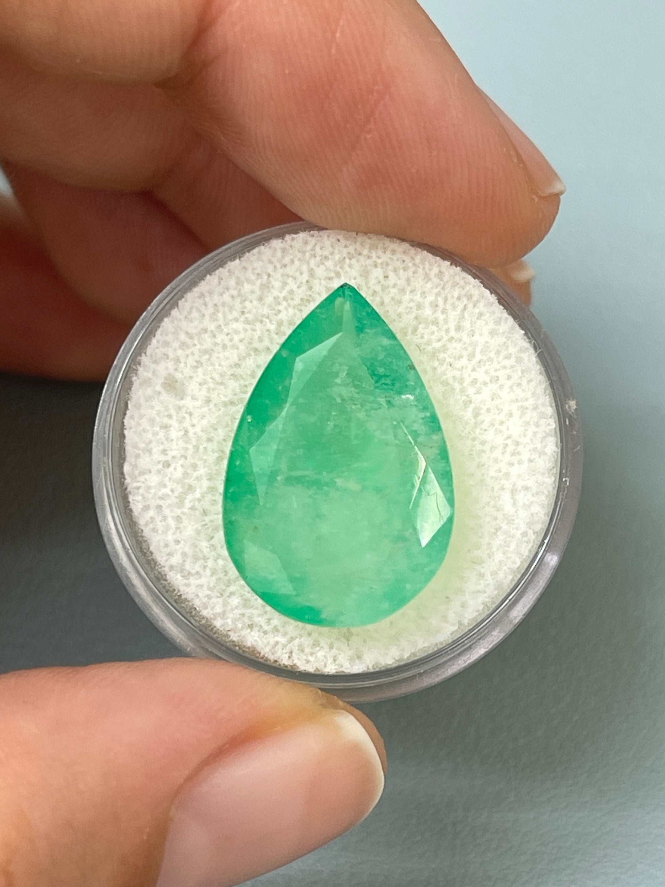 14.77 Carat Natural Colombian Emerald Pear Cut Loose Gemstone - Earthy Green 21x14mm for Jewelry Making, Engagement Rings & Luxury Gifts