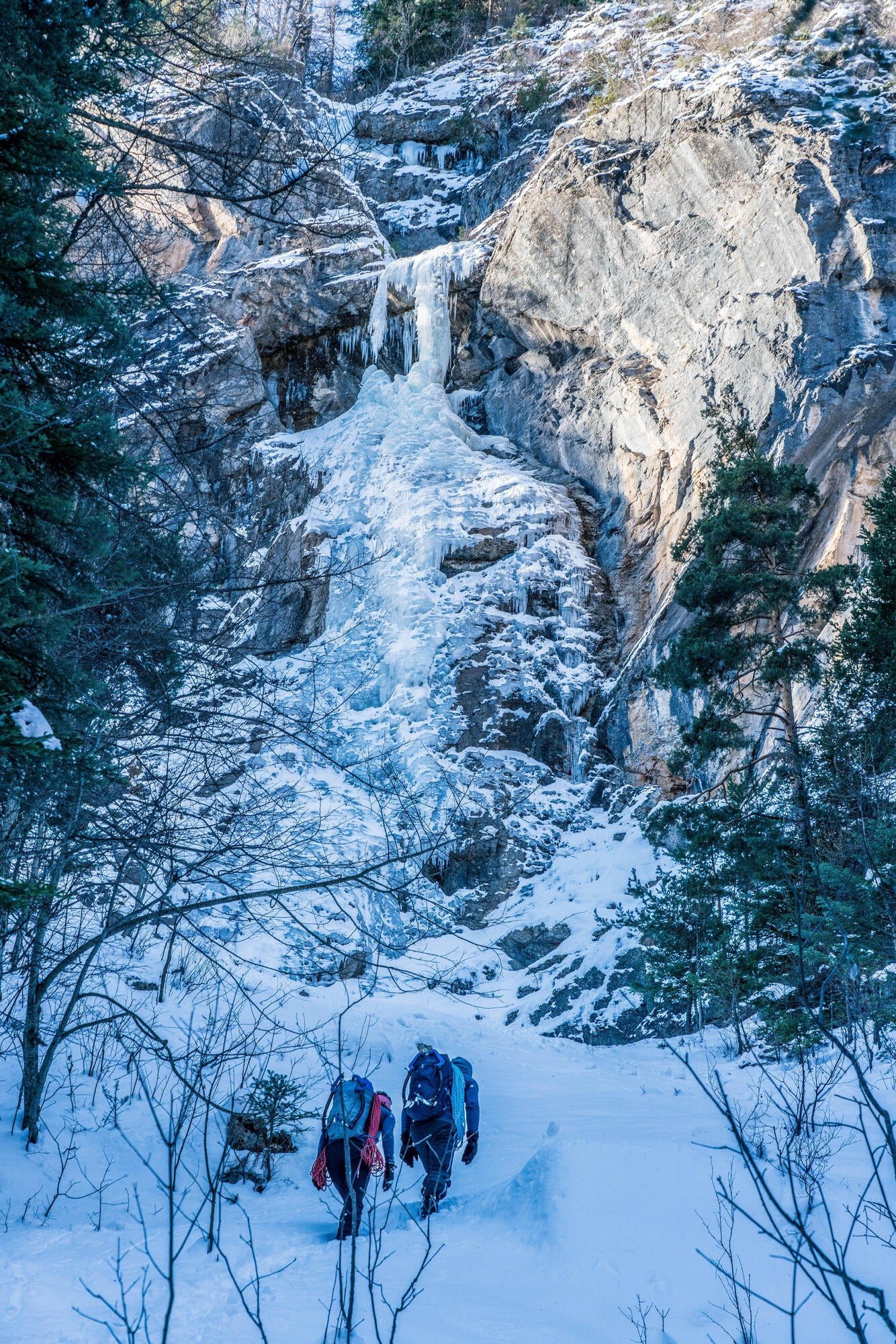 Simond Ice 30L Waterproof Mountaineering Backpack - Lightweight Hiking Climbing Pack for Outdoor Adventures - Perfect for Camping, Trekking & Alpine Expeditions