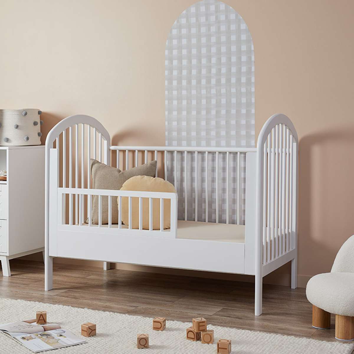 Archie White 3-in-1 Convertible Baby Crib to Toddler Bed & Daybed - Safe Nursery Furniture for Newborns & Kids - Perfect for Bedrooms, Daycare & Guest Rooms