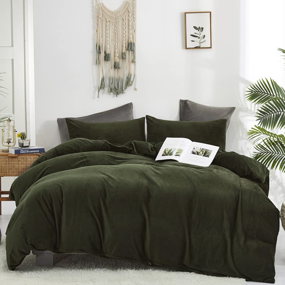 CLOTHKNOW Dark Green Fluffy Queen Comforter Set - 3 Piece Velvet Bedding Set with 2 Pillowcases | Ultra Soft Hunter Green Comforter for Cozy Bedroom Decor | Perfect for Winter Warmth & Luxurious Home Styling