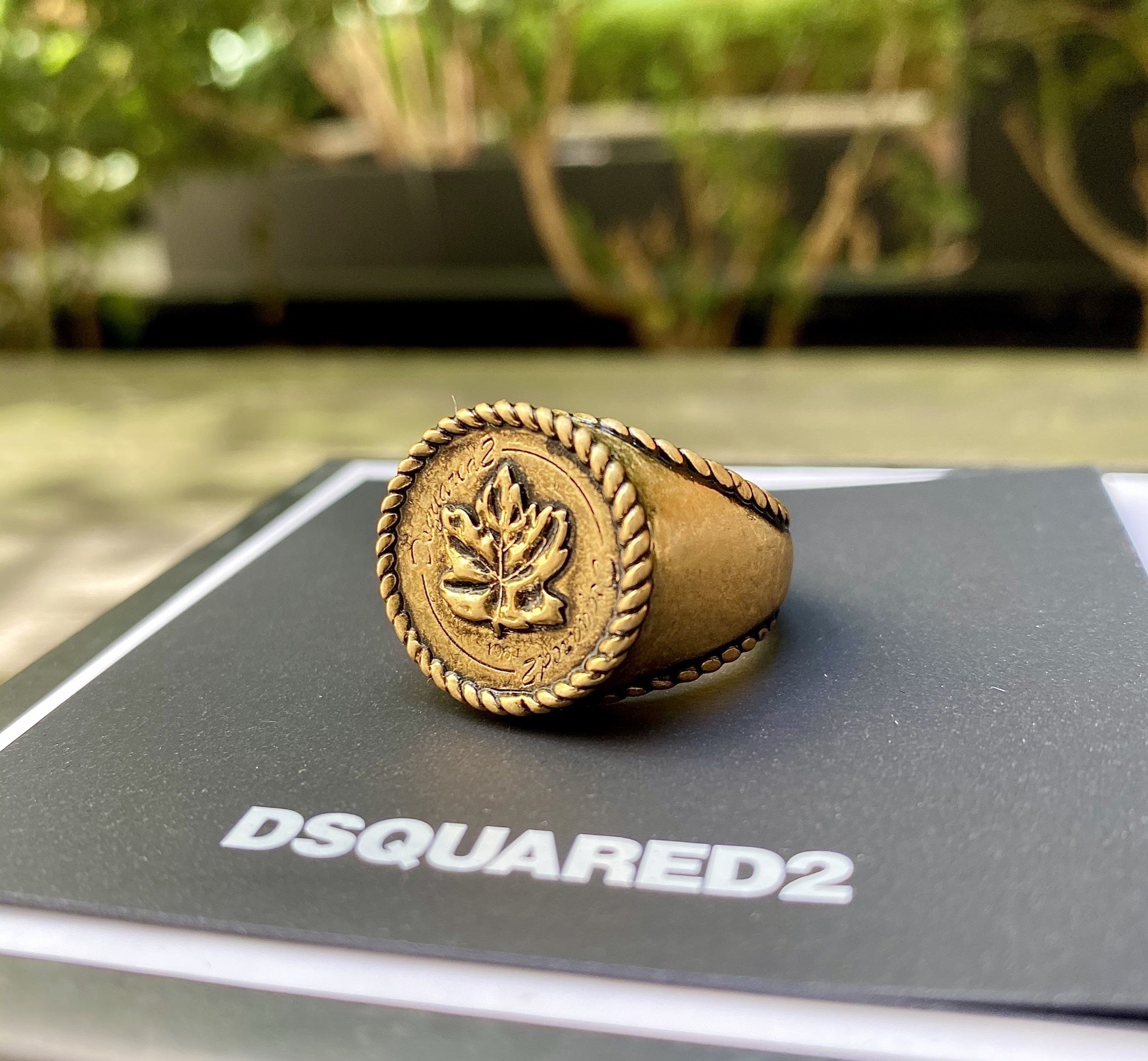 Dsquared2 RIM0019 Vintage Gold Metal Ring for Men & Women – Elegant Fashion Jewelry Gift for Parties, Weddings & Everyday Wear