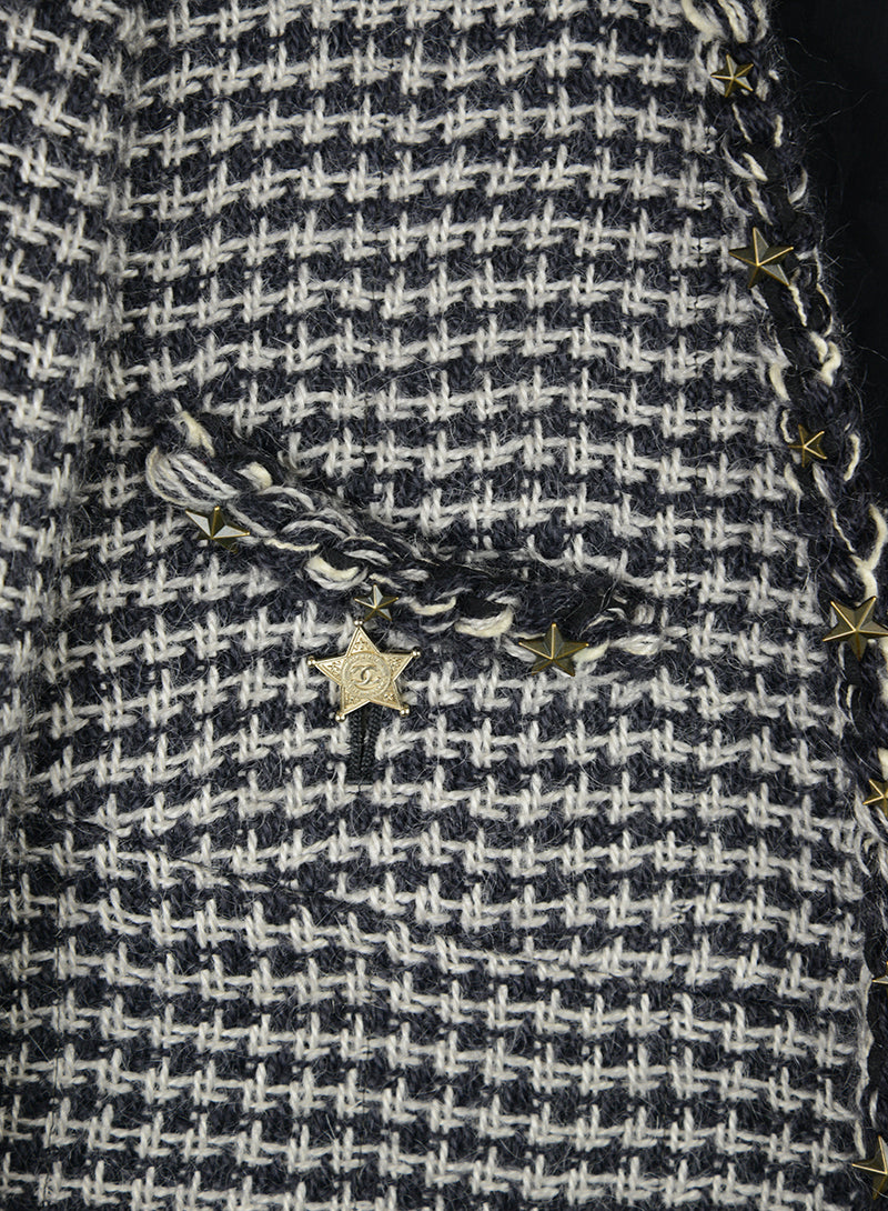 Chanel White and Blue Tweed Jacket Size 40 - Elegant Women's Blazer for Office, Party, and Special Occasions
