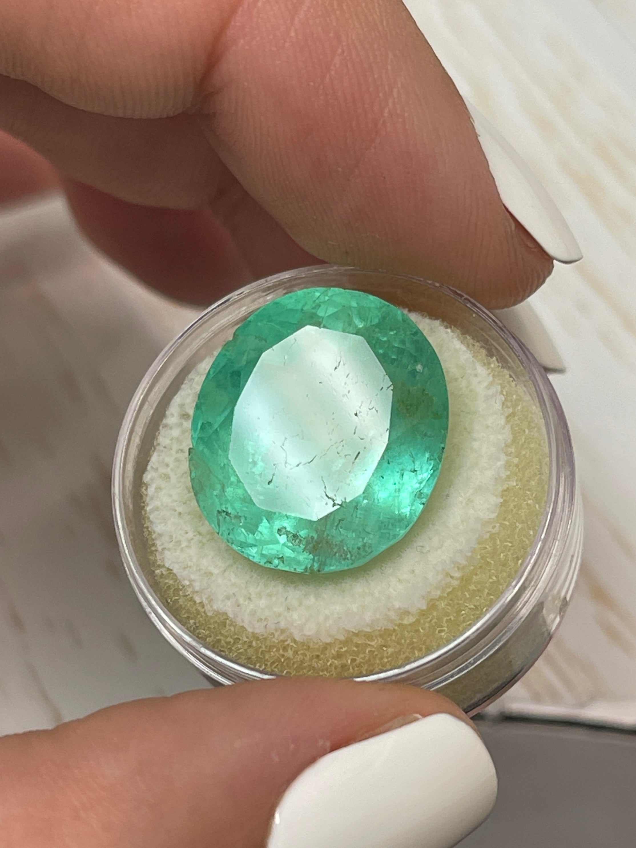 21.95 Carat Natural Colombian Emerald - Minty Green Oval Cut Loose Gemstone for Jewelry Making, Engagement Rings & Luxury Gifts