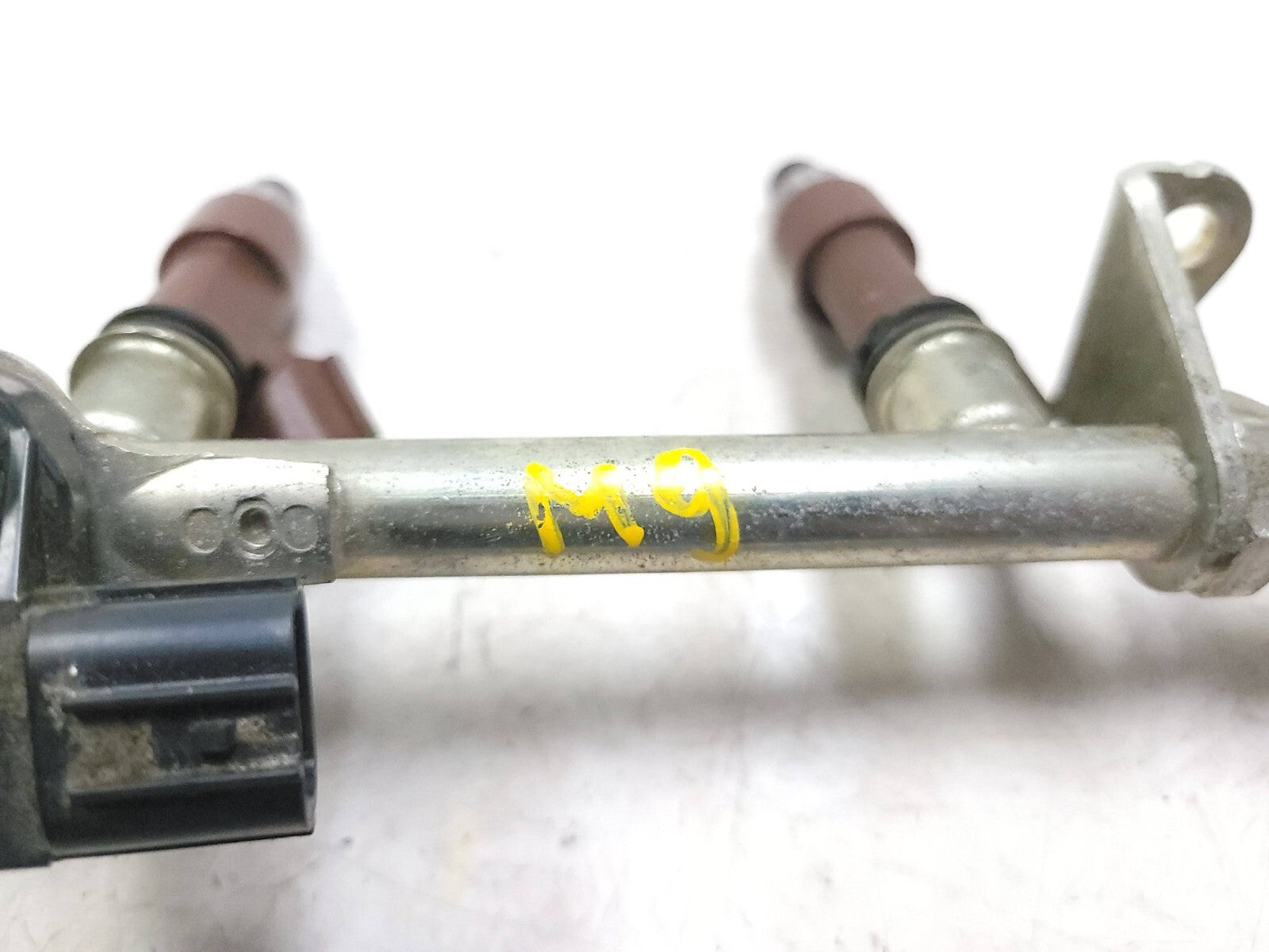 2004-2005 Honda CBR1000RR Fuel Rail with Fuel Injectors OEM Replacement Part - Perfect for Motorcycle Engine Repair & Performance Upgrades