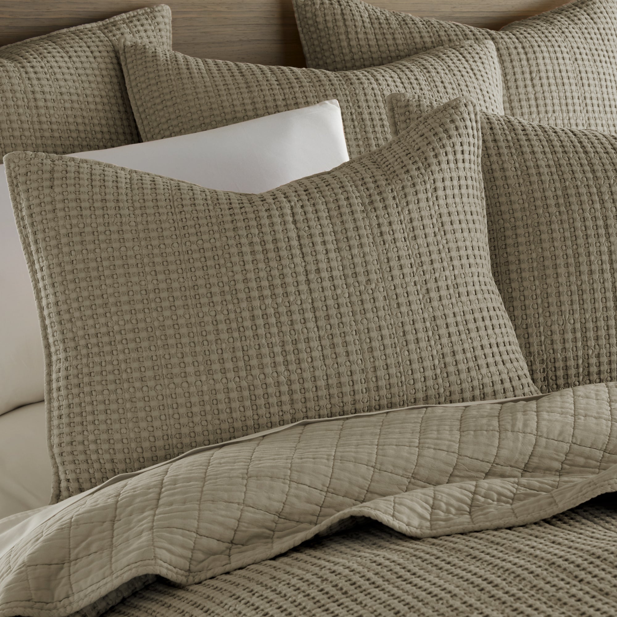 Luxury Mills Waffle Quilt Set - Ultra Soft Bedding Collection for Queen/King Size Beds - Perfect for Cozy Bedrooms, Guest Rooms & Hotel Stays