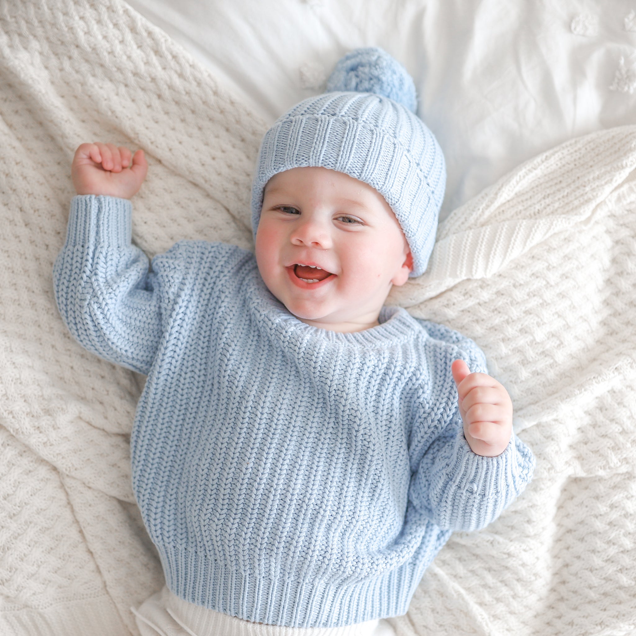 Super Chunky Knit Blanket - Soft Sky Blue Yarn Throw for Cozy Winter Nights | Perfect for Sofa, Bed & Home Decor