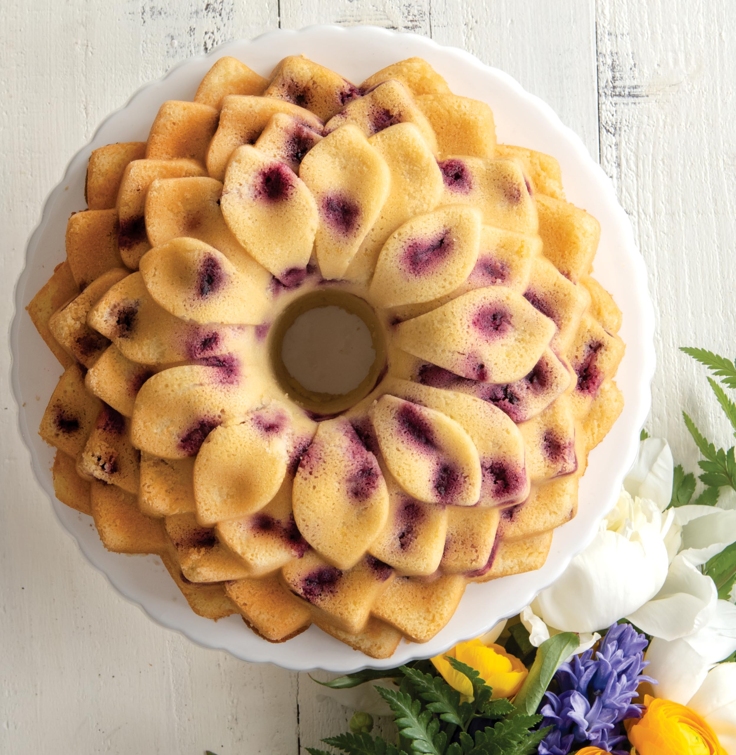 Nordic Ware Blossom Bundt Pan - Premium Non-Stick Baking Pan for Cakes, Bread & Desserts - Perfect for Birthday Parties, Tea Time & Holiday Baking
