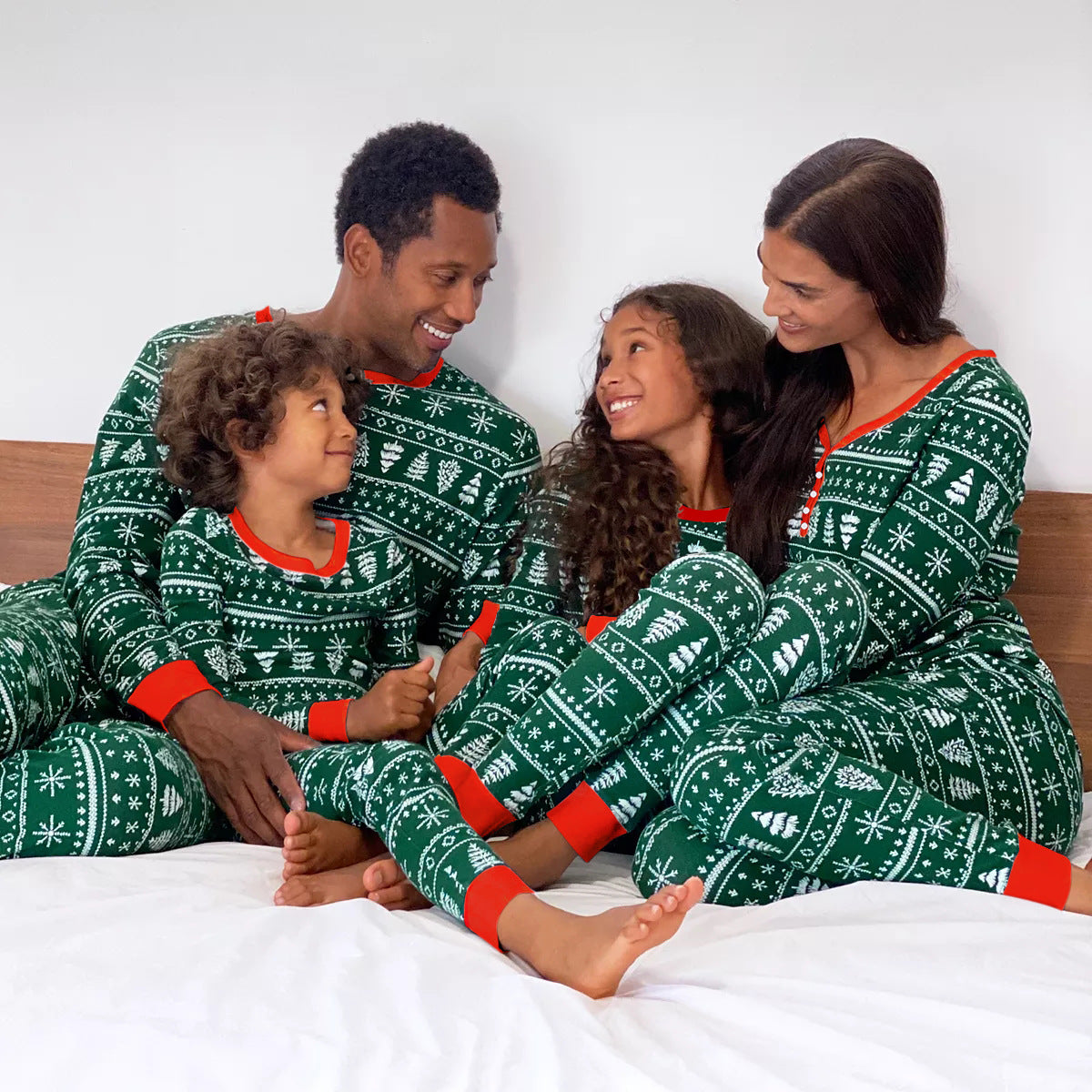 Festive Christmas Print Contrast Color Matching Family Pajama Set - Cozy Holiday Homewear for Parents and Kids - Perfect for Family Photos, Christmas Morning & Holiday Gatherings