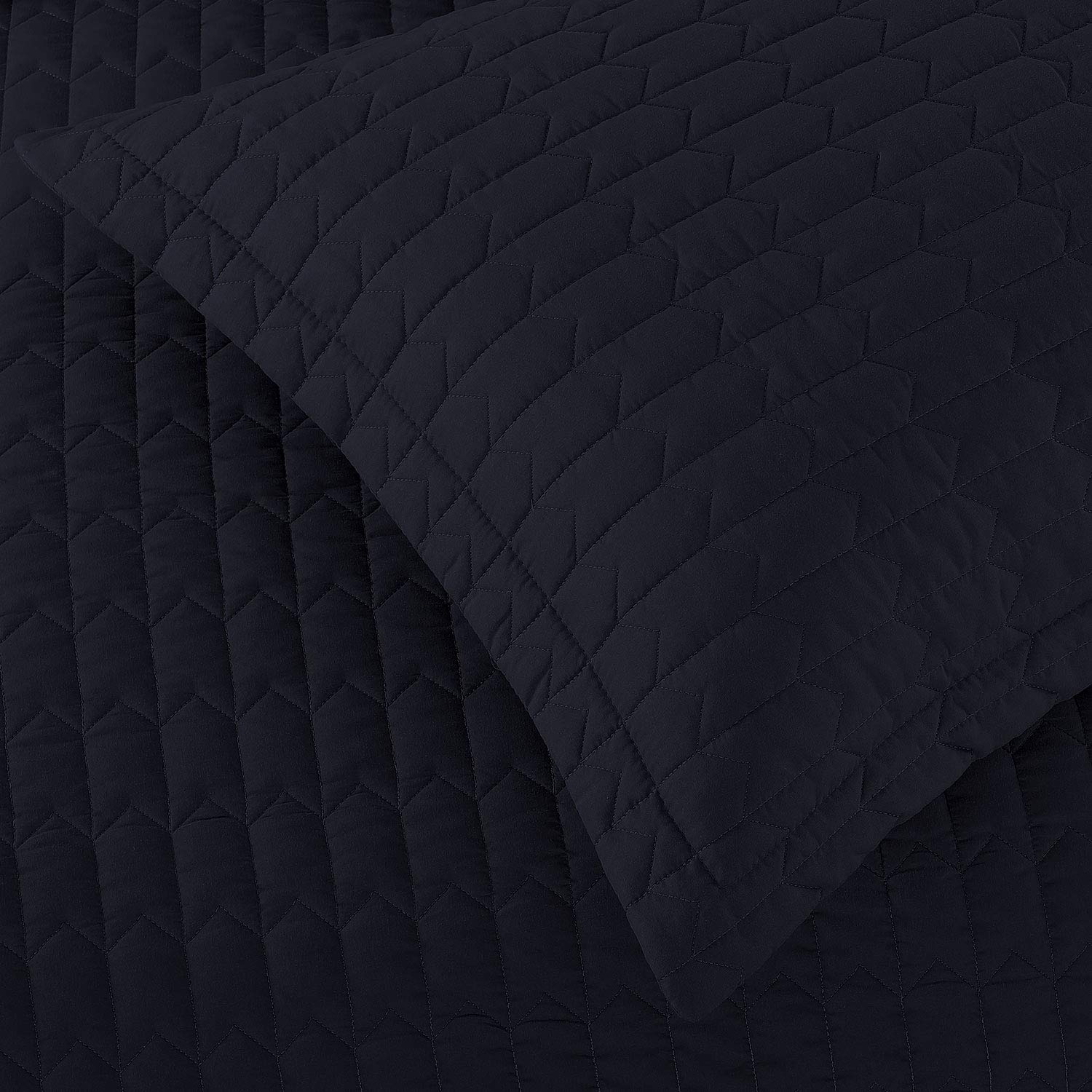BASIC CHOICE 3-Piece Quilt Set - Soft Lightweight All-Season Bedding with 1 Quilt & 2 Shams - Dark Blue Arrow Pattern - King Size for Cozy Bedroom Decor & Guest Room Essentials