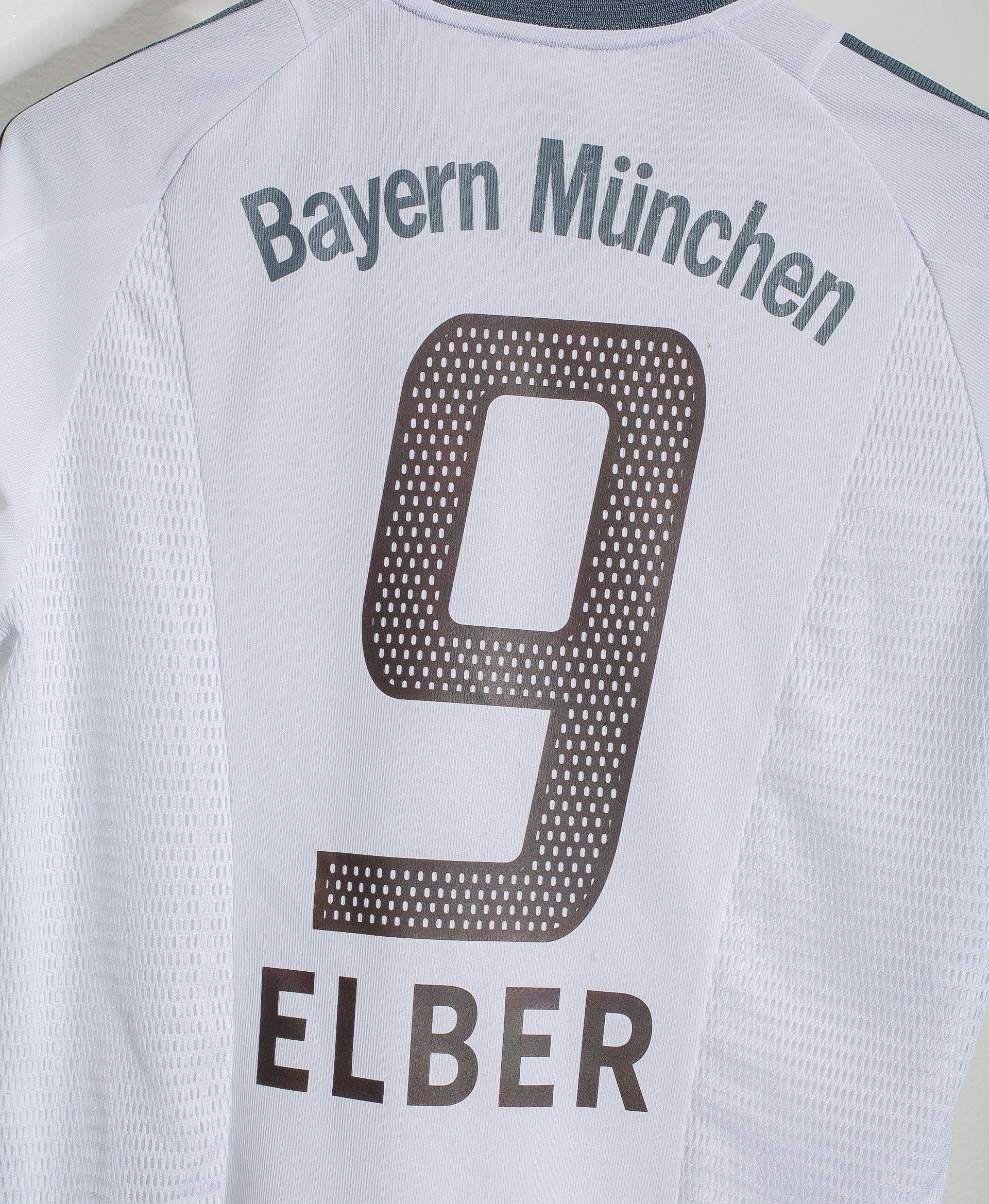 2002 Bayern Munich Away Jersey #9 Giovane Elber - Men's Soccer Jersey for Fans & Collectors - Perfect for Matchdays, Gifts & Memorabilia