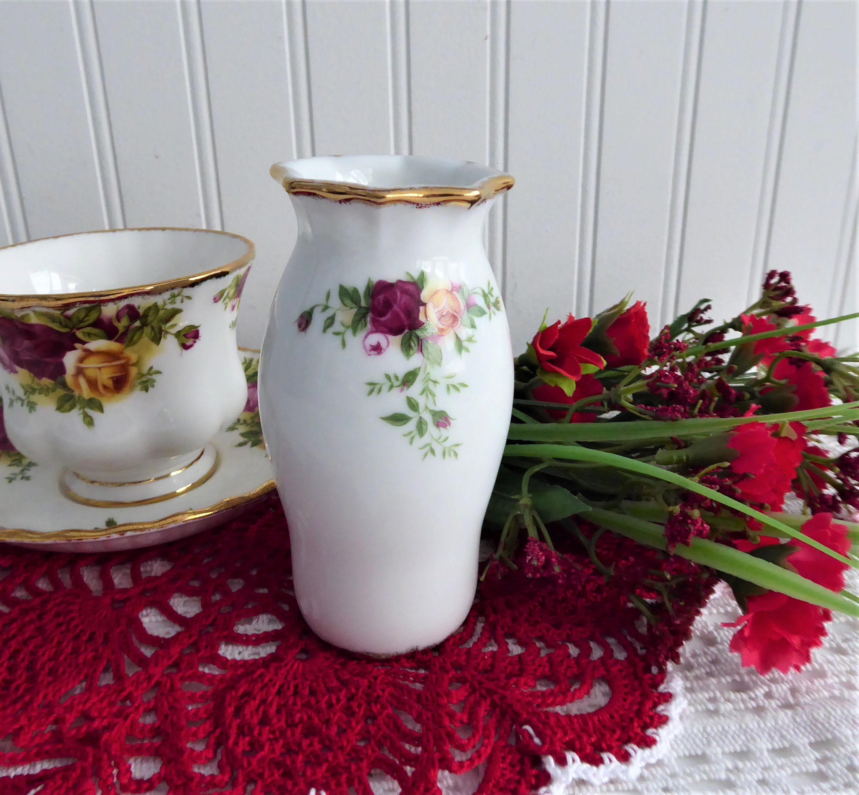 Royal Albert Old Country Roses 4.5 Inch Bone China Vase - Elegant Floral Home Decor for Dining Table, Wedding Centerpiece & Gift