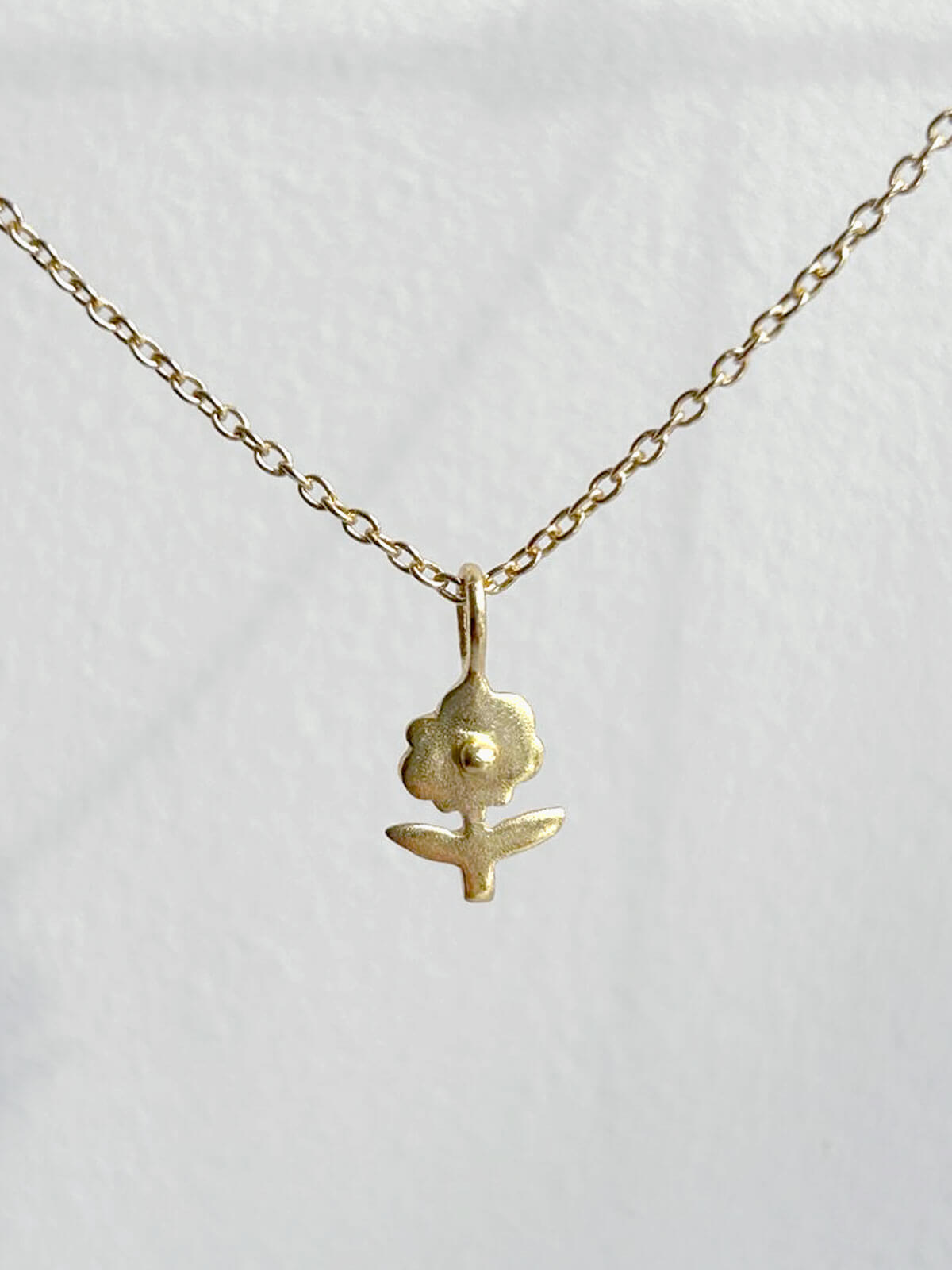 Gold Daisy Necklace for Women - 18K Gold Plated Floral Pendant Jewelry - Perfect for Everyday Wear, Gifts & Special Occasions
