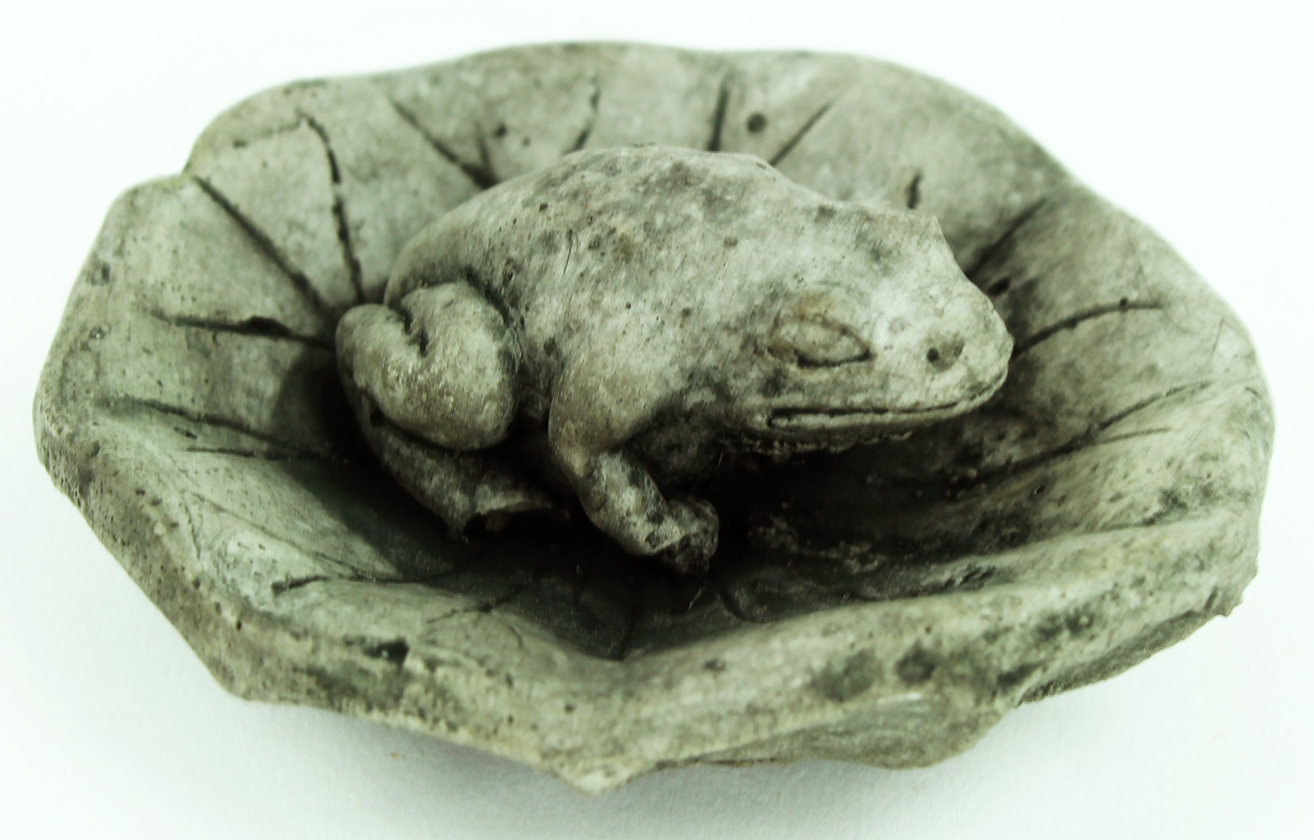 Realistic Frog on Lily Pad Garden Statue - Handcrafted Cement Toad Figurine, Cast Stone Outdoor Decor for Garden, Pond & Patio | Perfect for Zen Gardens, Water Features & Backyard Landscaping