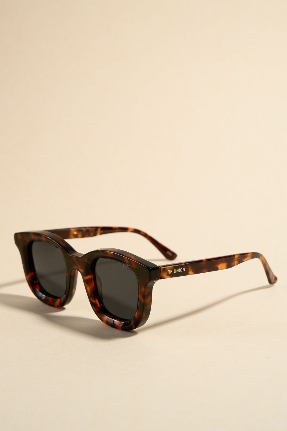 Chunky Round Chelsea Tort Sunglasses for Women - Retro Fashion Sunglasses for Outdoor, Beach & Summer Style