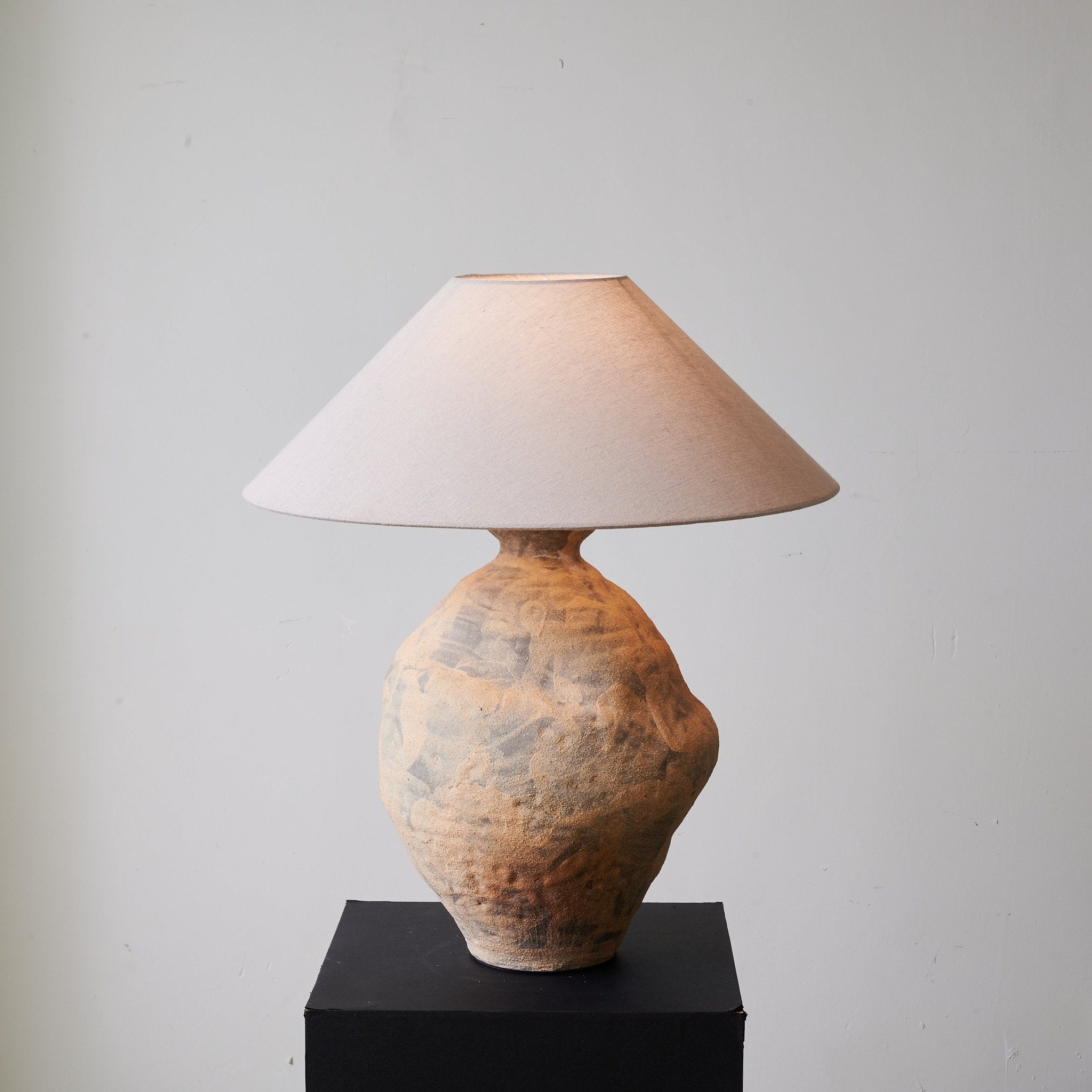 Duna Sculpted Clay Table Lamp - Handmade Ceramic Nightstand Light for Bedroom, Living Room & Office Decor
