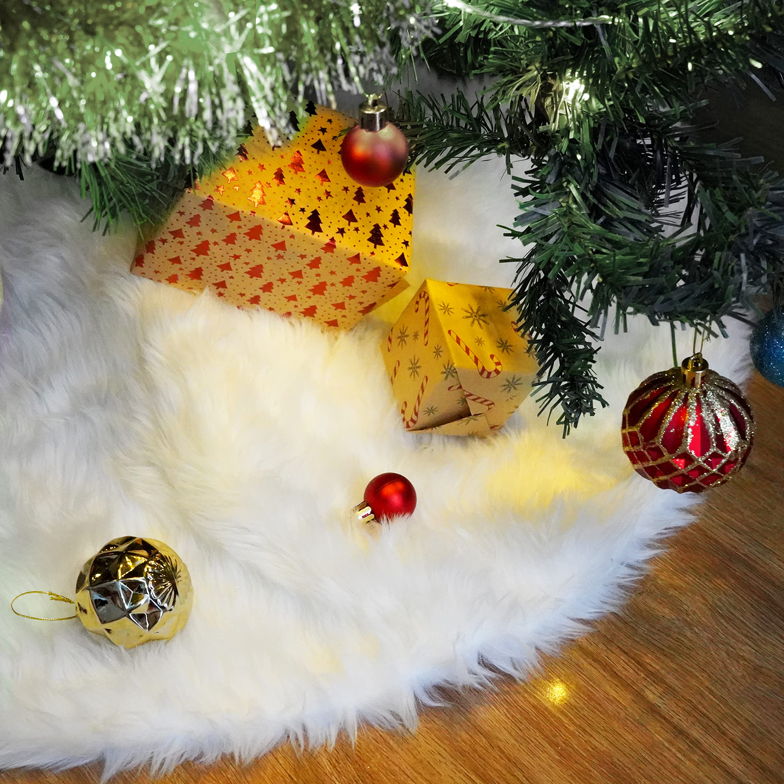 36 Inch White Faux Fur Christmas Tree Skirt - Plush Holiday Tree Decoration for Indoor & Outdoor Use | Perfect for Christmas Parties, Home Decor & Festive Celebrations