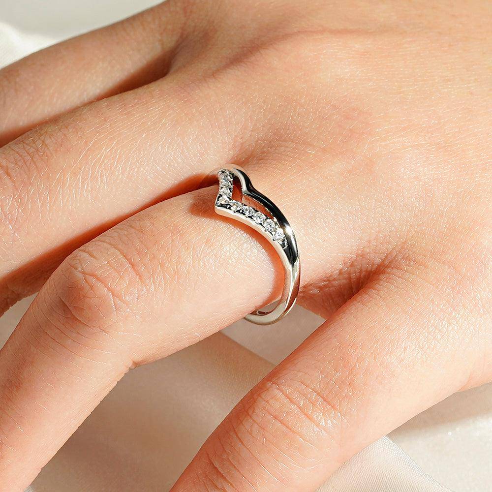 Exquisite Curved Double V Moissanite Wedding Ring for Women – Elegant Bridal Jewelry for Engagement, Anniversary & Special Occasions