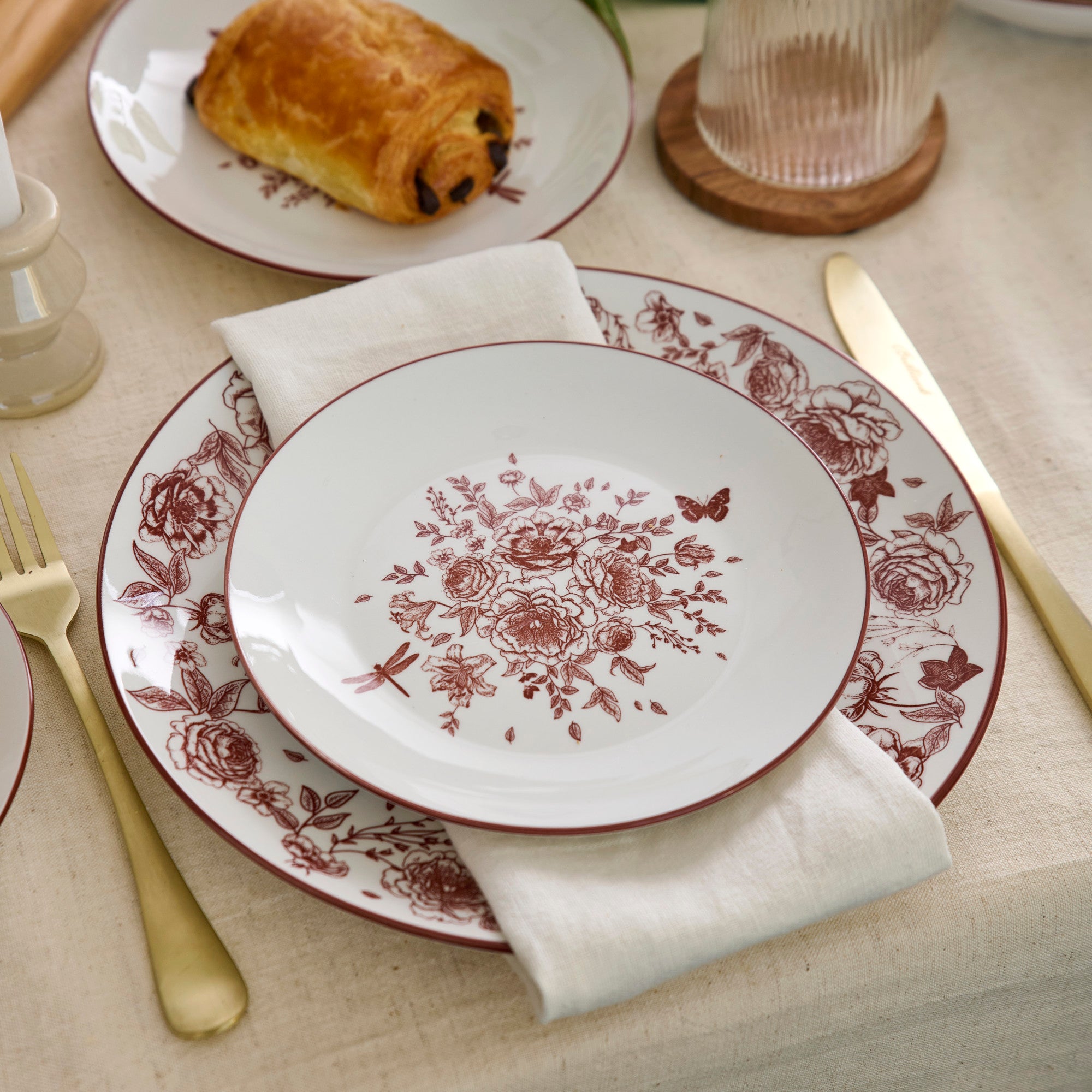 Premium Esme Porcelain Dinnerware Set - Elegant Red 16-Piece Dinnerware for Formal Dining, Holiday Entertaining & Special Occasions