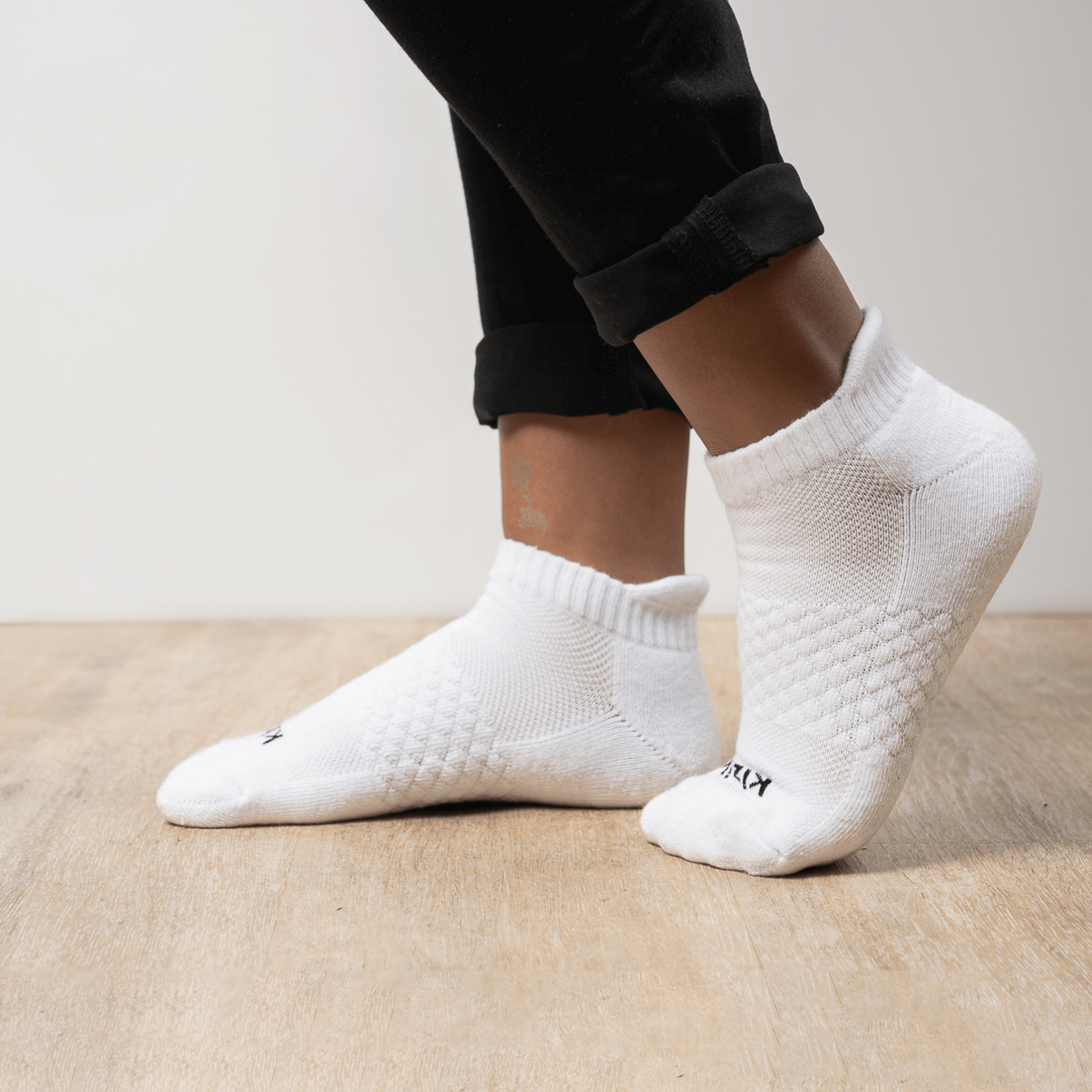 Kizik Comfortable Ankle Socks for Men & Women - Breathable White Athletic Socks for Running, Walking & Everyday Wear