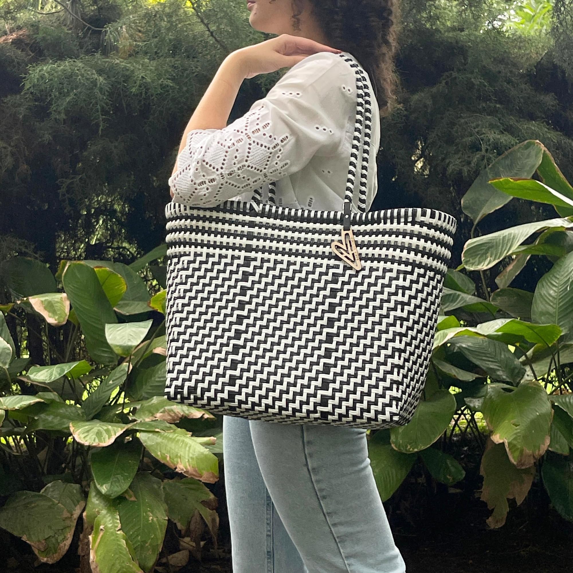MARIA VICTORIA Handwoven Plastic Mexican Tote Bag - Medium Size Women's Beach Bag, Eco-Friendly Shopping Bag & Everyday Purse for Work, Travel & Groceries