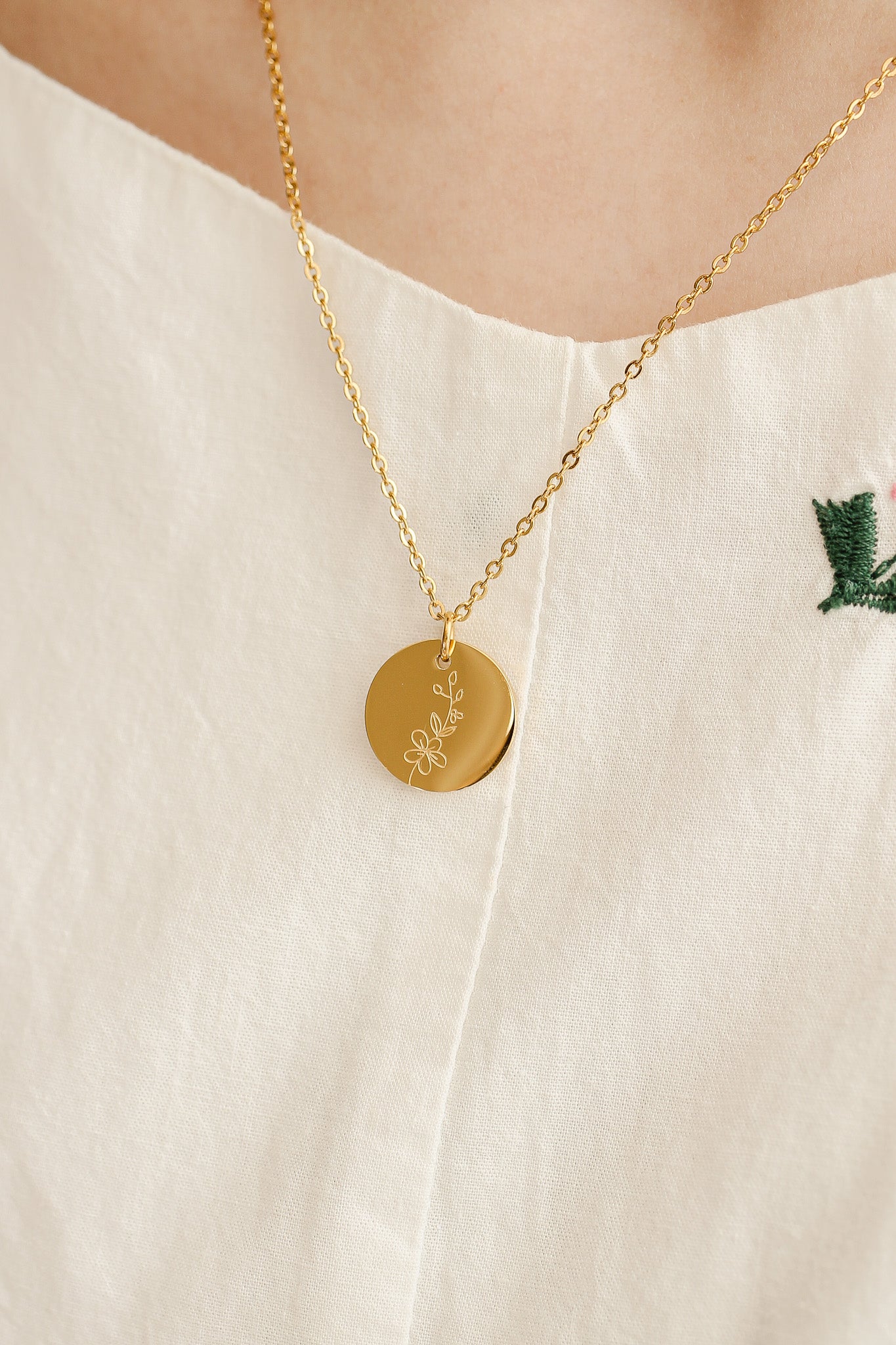 Gold Birth Flower Necklace - Personalized Floral Jewelry Gift for Women - Perfect for Birthdays, Anniversaries & Mother's Day