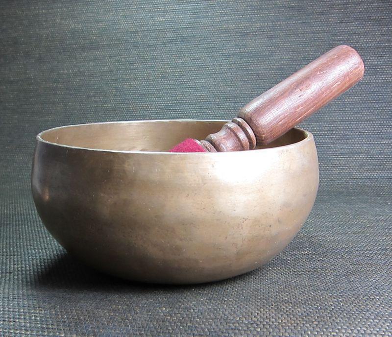 8 Inch Tibetan Singing Bowl - Handcrafted Meditation Bowl for Sound Healing, Yoga & Mindfulness - Perfect for Relaxation, Stress Relief & Spiritual Practice