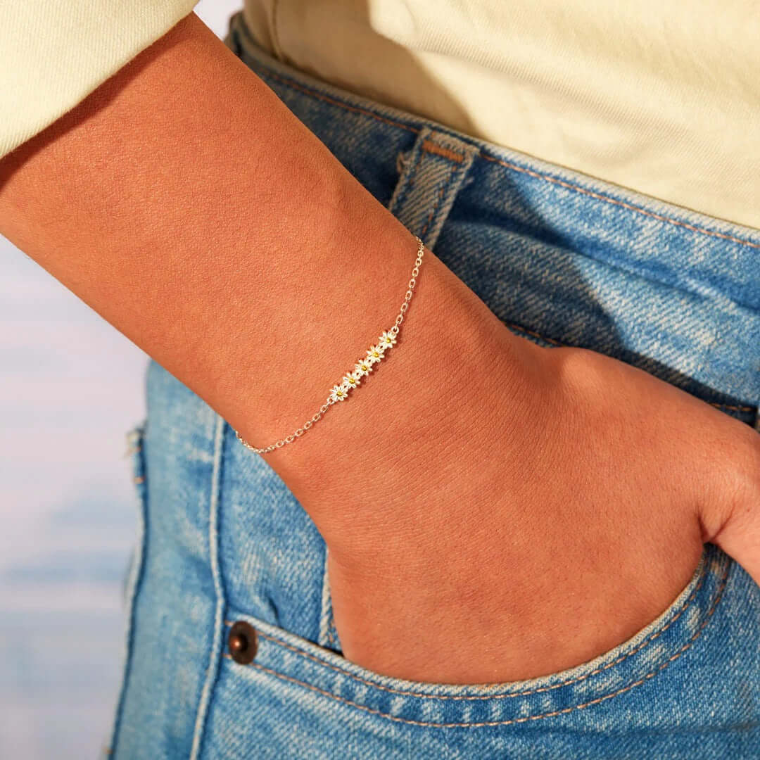 White Daisy Flower Adjustable Bracelet for Women - Elegant Floral Beaded Stretchable Wristband - Perfect for Spring, Summer, Boho Fashion & Everyday Wear