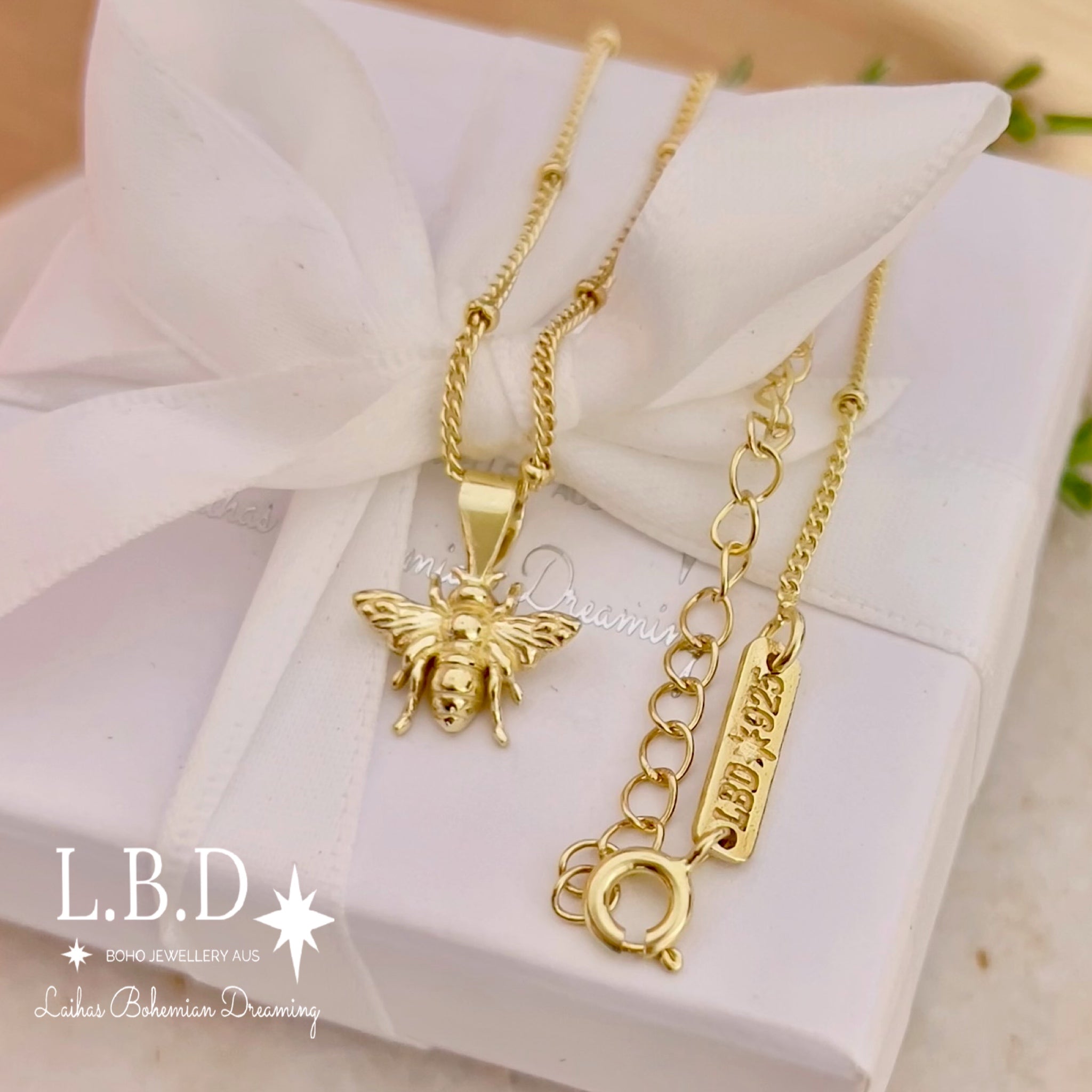 Laihas Prestige 14K Gold Bee Pendant Necklace for Women - Elegant Jewelry Gift for Birthday, Anniversary & Valentine's Day - Perfect for Everyday Wear & Special Occasions