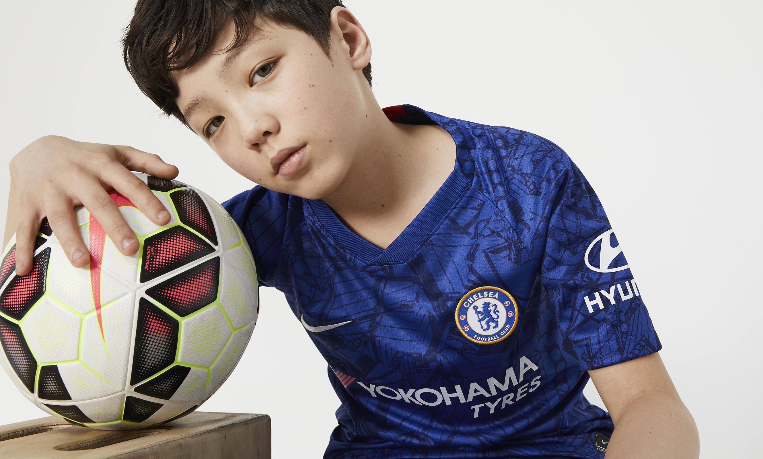 Nike Chelsea FC 2019/20 Stadium Home Big Kids' Soccer Jersey - Authentic Replica Football Shirt for Youth Fans - Perfect for Match Day, Training & Soccer Gifts