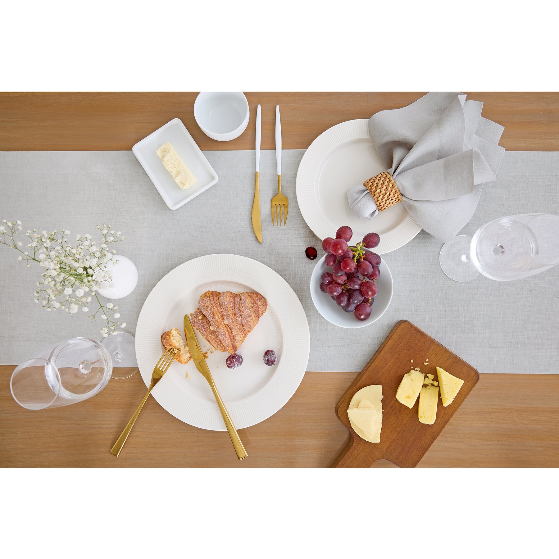Elegant Fete Table Runner for Weddings, Parties & Events - Premium Decorative Dining Table Cover for Home & Restaurant Decor
