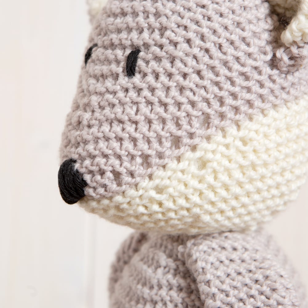 Basil Fox Knitting Kit for Beginners - Complete DIY Knitting Set with Yarn, Needles & Patterns - Perfect for Handmade Scarves, Hats & Gifts | Cozy Winter Crafts & Relaxing Hobby Activity