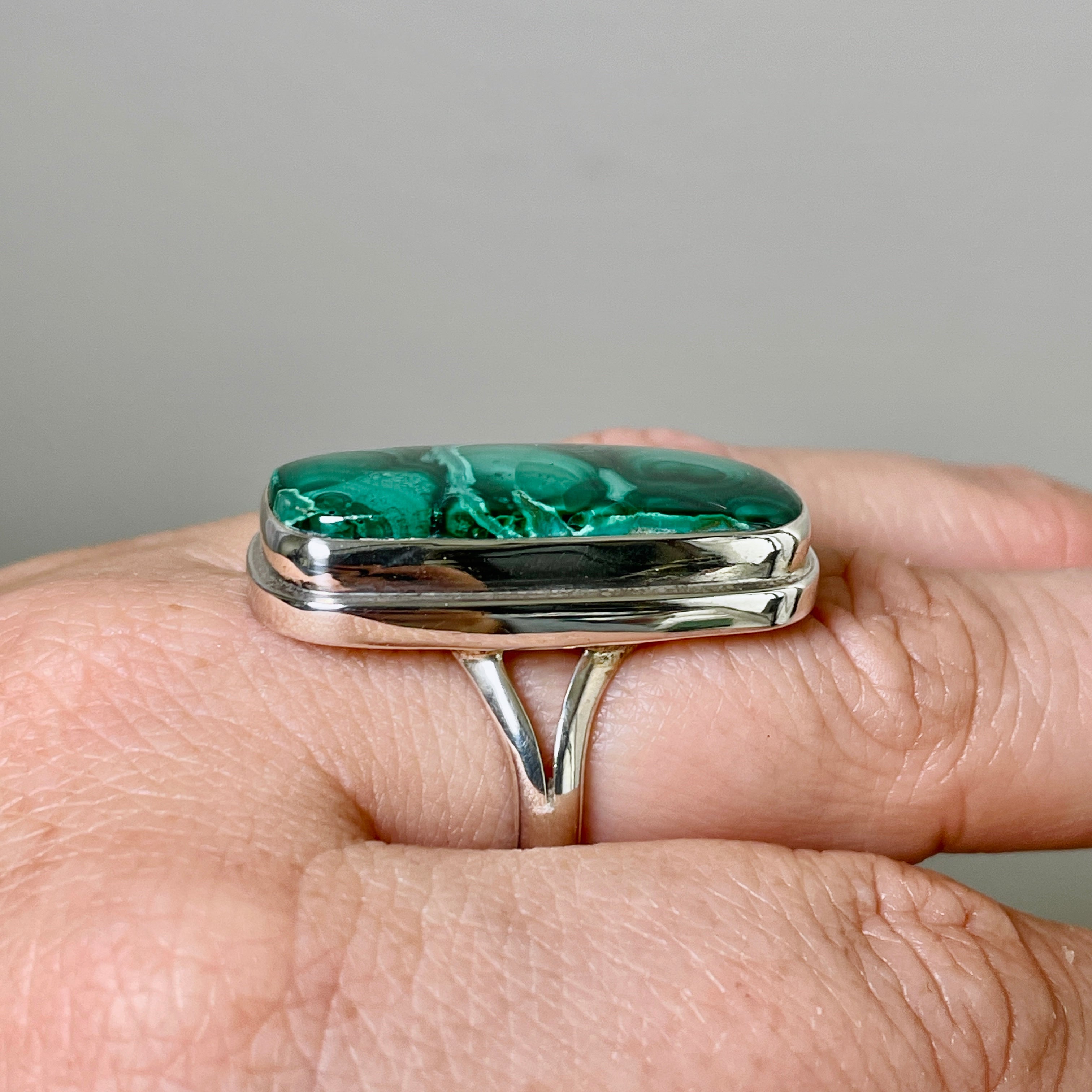 Malachite Oval Cabochon Ring for Women - Sterling Silver Split Band Size 8 - KRGJ1702 - Perfect for Everyday Wear, Gift Giving & Boho Jewelry Lovers