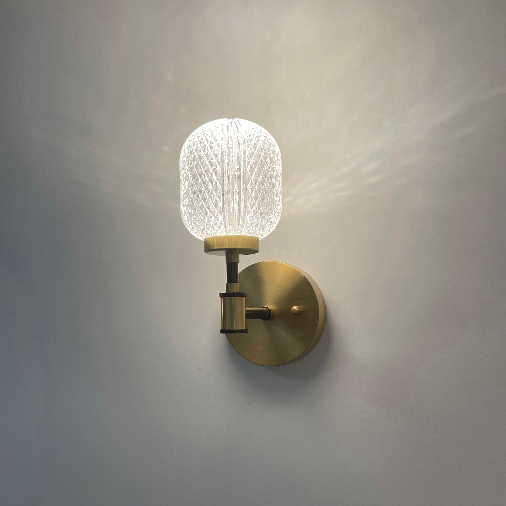 Modern Ari Wall Lamp - Sleek LED Sconce Lighting for Bedroom, Living Room & Hallway - Energy Efficient Indoor Wall Light Fixture