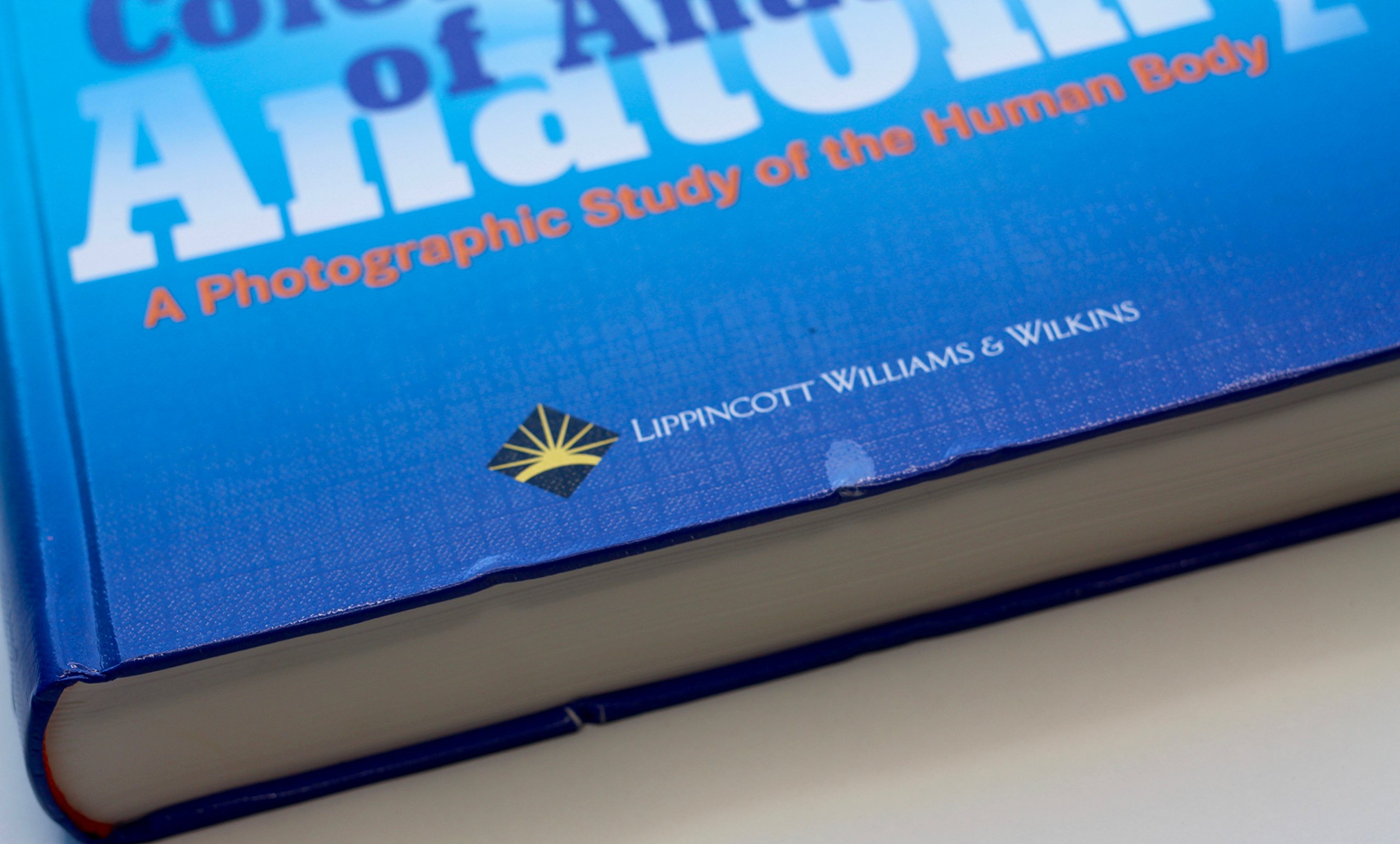 Color Atlas of Anatomy: Photographic Study of the Human Body - Perfect for Medical Students, Doctors & Anatomy Enthusiasts
