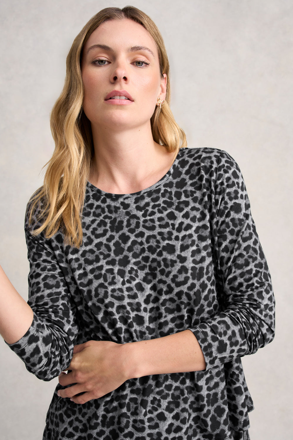 Black Leopard Print Long Sleeve Layered T-Shirt for Women - Fashionable Layering Top for Casual Outfits, Fall & Winter Wardrobe