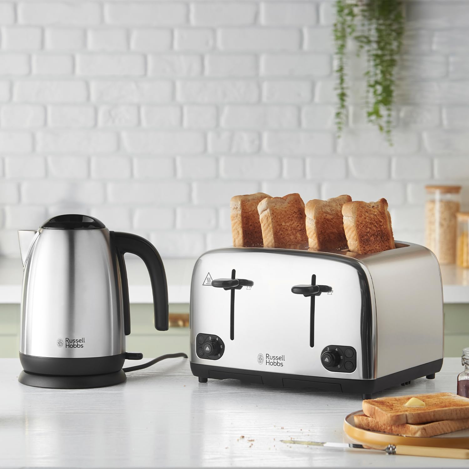 Russell Hobbs 4 Slice Toaster with Perfect Toast Technology - Wide Slots, Lift & Look, 6 Browning Levels - Stainless Steel Toaster for Bagels, Frozen Bread & More - Ideal for Breakfast, Brunch & Family Dining (1700W, Model 24090)