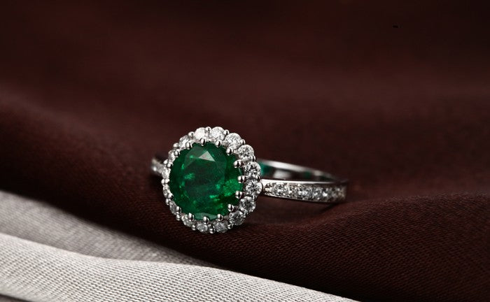 1 Carat Emerald & Moissanite Diamond Halo Engagement Ring in 14K Gold - Perfect for Proposals, Weddings & Anniversary Gifts