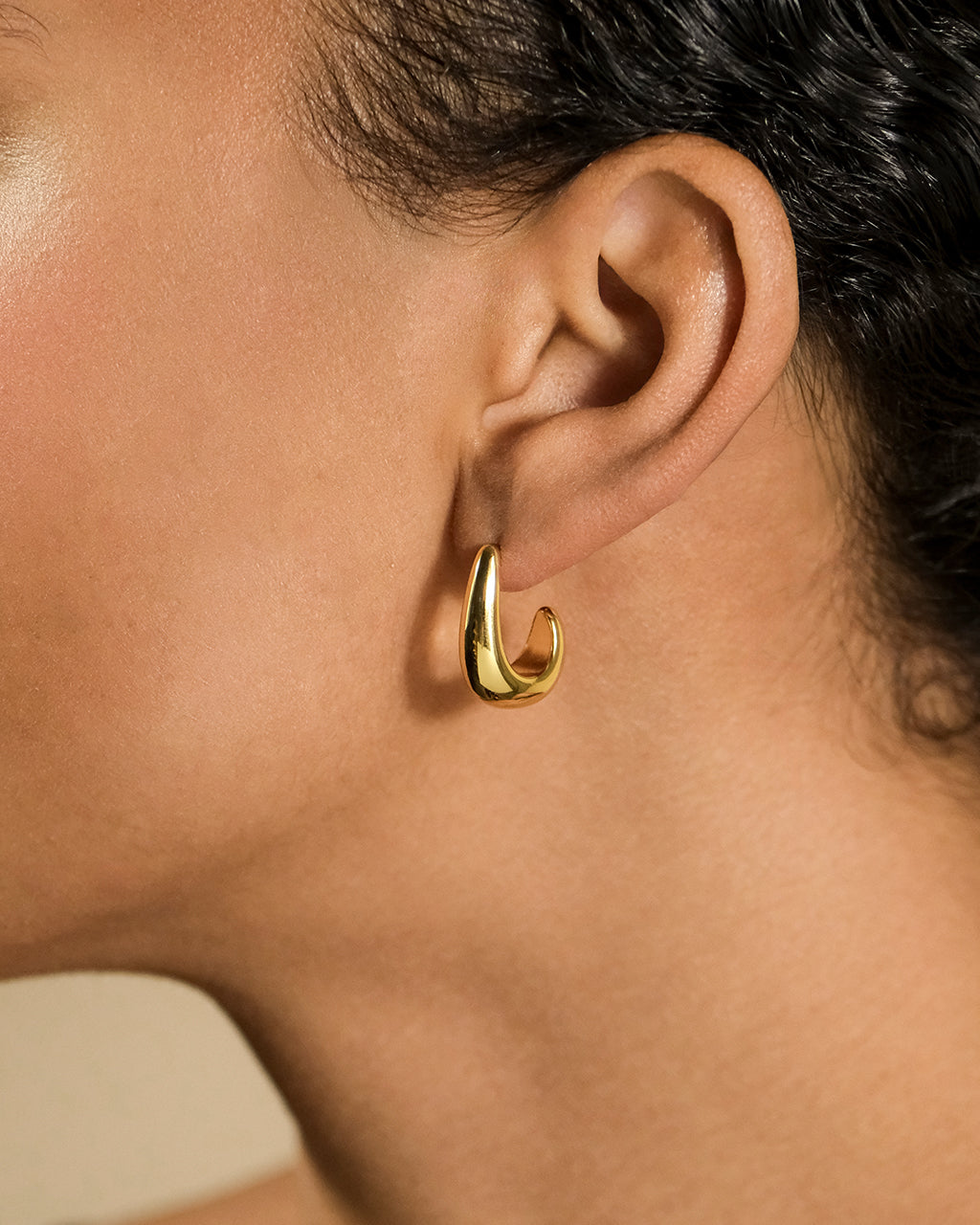 Stylish Stephanie Huggie Hoop Earrings for Women - Trendy Gold/Silver Small Hoop Earrings - Perfect for Everyday Wear, Work & Special Occasions