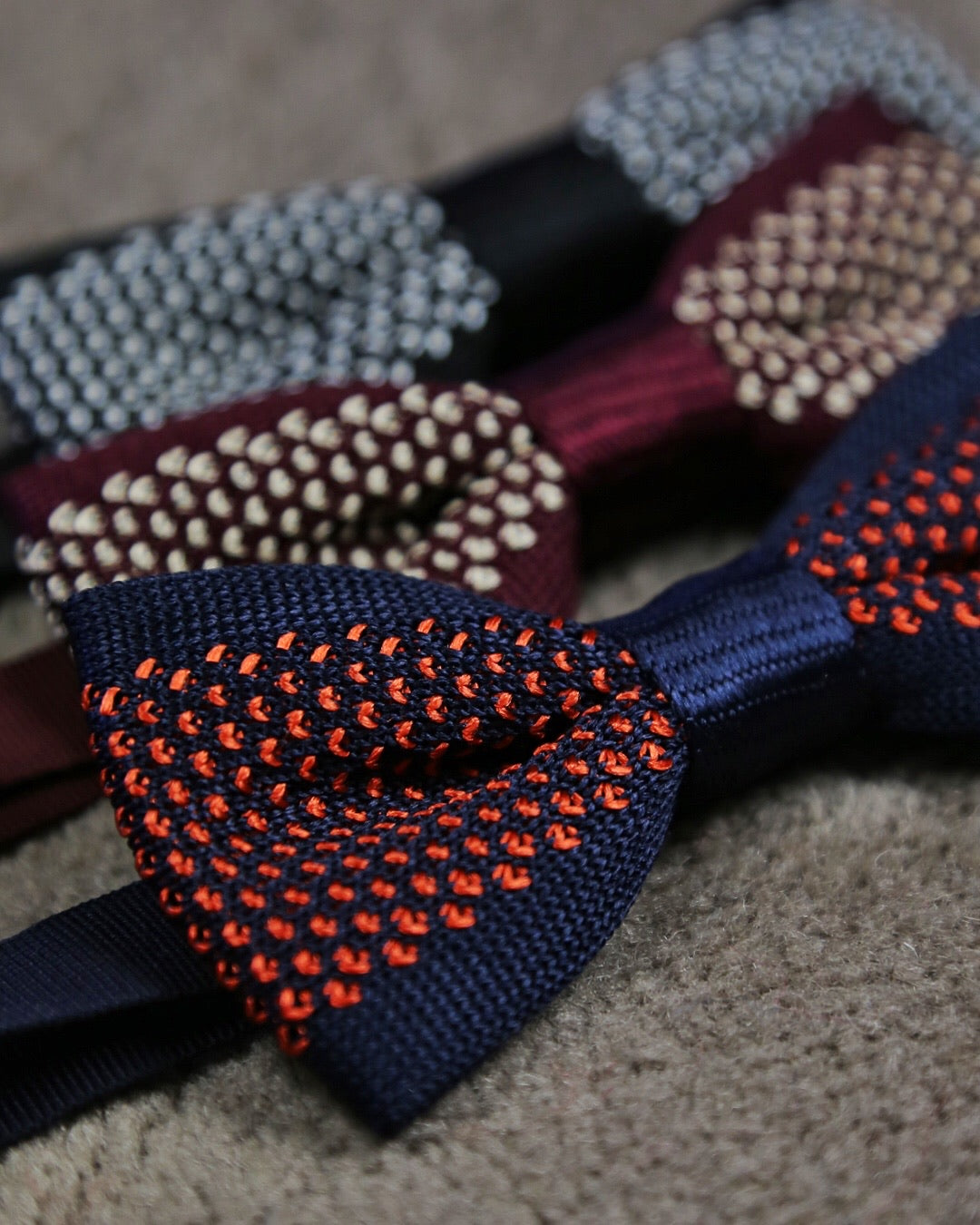 DÉCLIC Shiny Knitted Bow Tie for Men & Women - Elegant Burgundy Red Accessory for Weddings, Parties & Formal Events