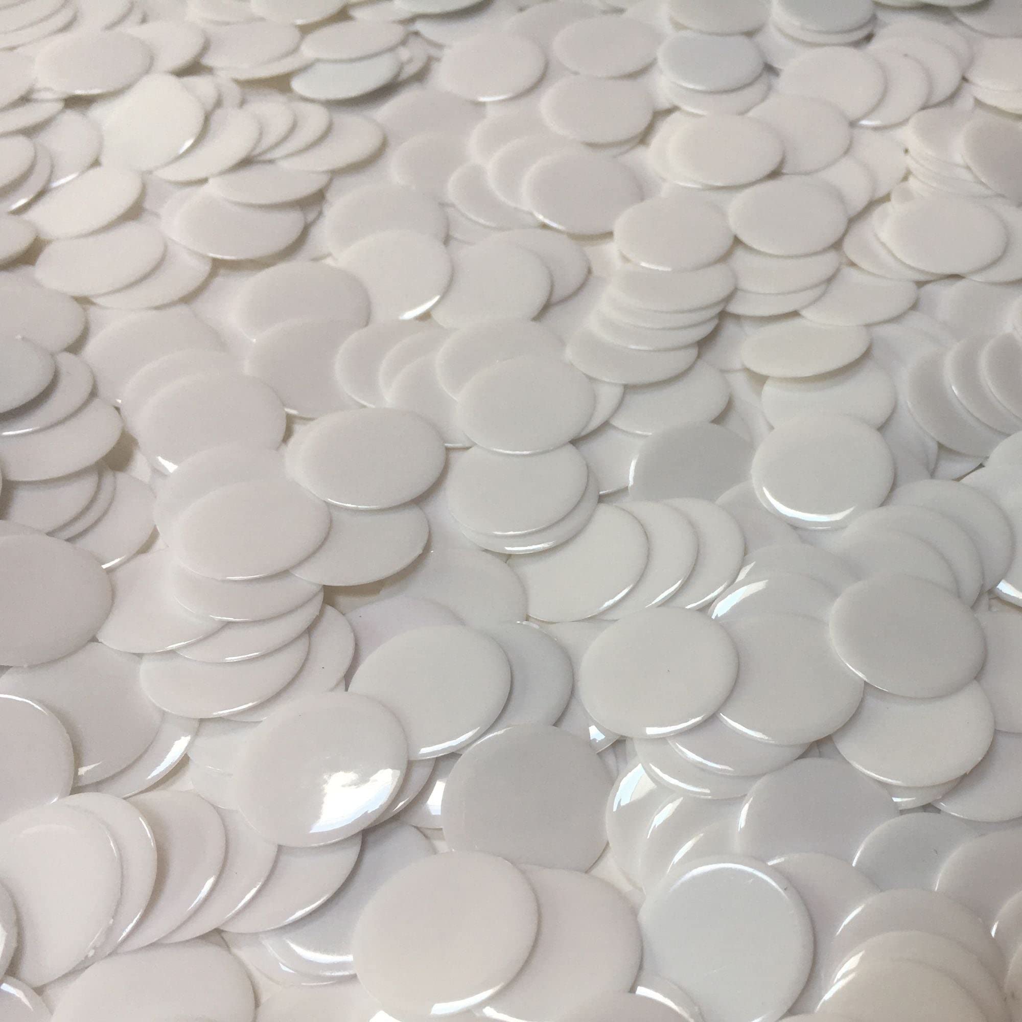 MR CHIPS Plastic Bingo Chips - 250 Count Bag for Bingo Games & Casino Nights - Solid White 3/4 Inch Counting Tokens - Durable Transparent & Colorful Game Markers - Perfect for Bingo, Poker, Math Counters & Classroom Activities