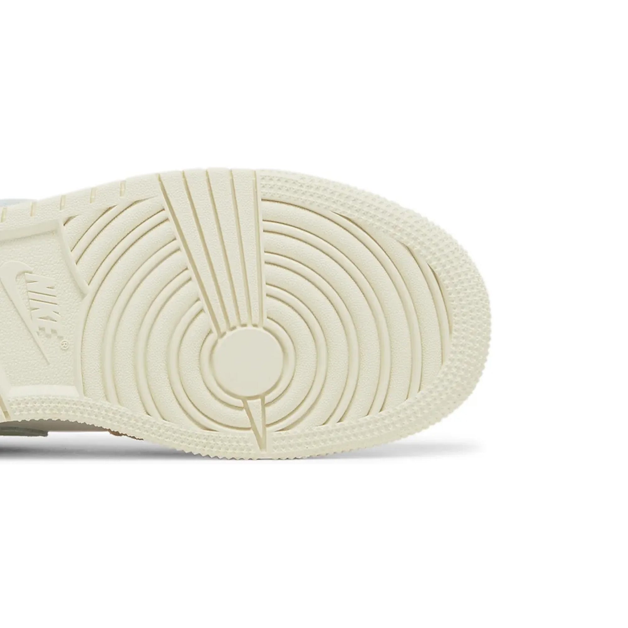Air Jordan 1 Low SE 'Scalloped Edge Guava Ice' GS Sneakers for Girls (2023) - Lightweight Basketball Shoes for School, Sports & Casual Wear